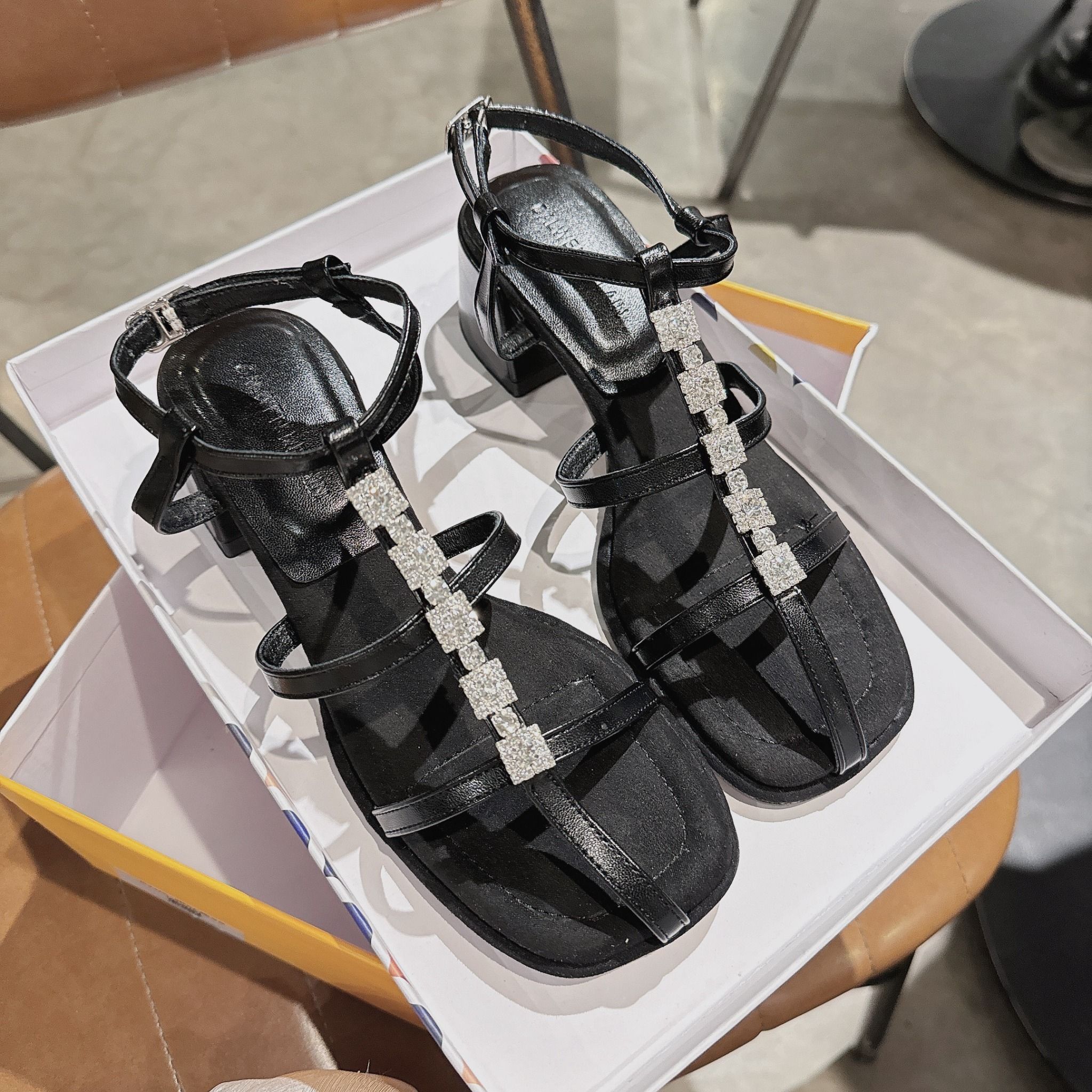 Giày sandal rọ đính đá gót vuông - ĐEN - D562
