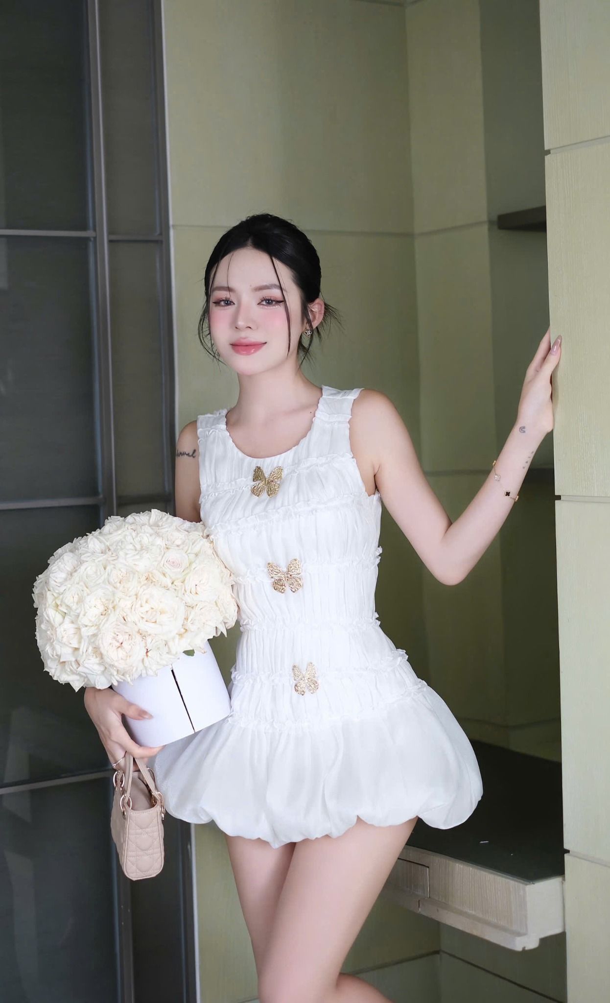 Váy thiết kế sát nách ôm body nhún dáng xòe đính bướm - TRẮNG - U575 (S < 66 , M < 70 ), có kèm quần trong