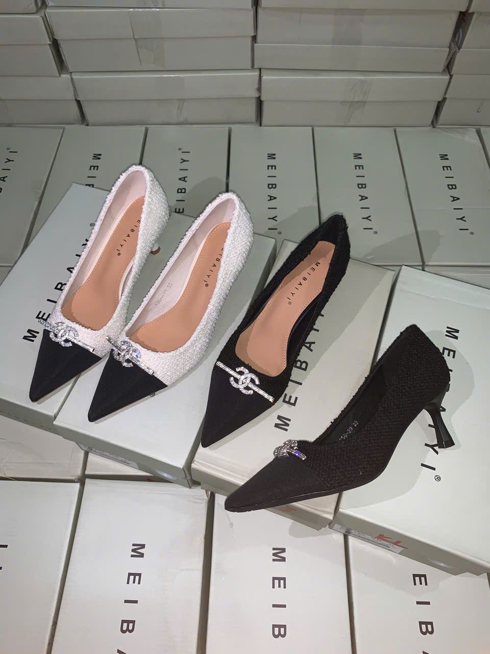 Giày cao gót mũi nhọn chất dạ tab CHANEL - KEM - U169