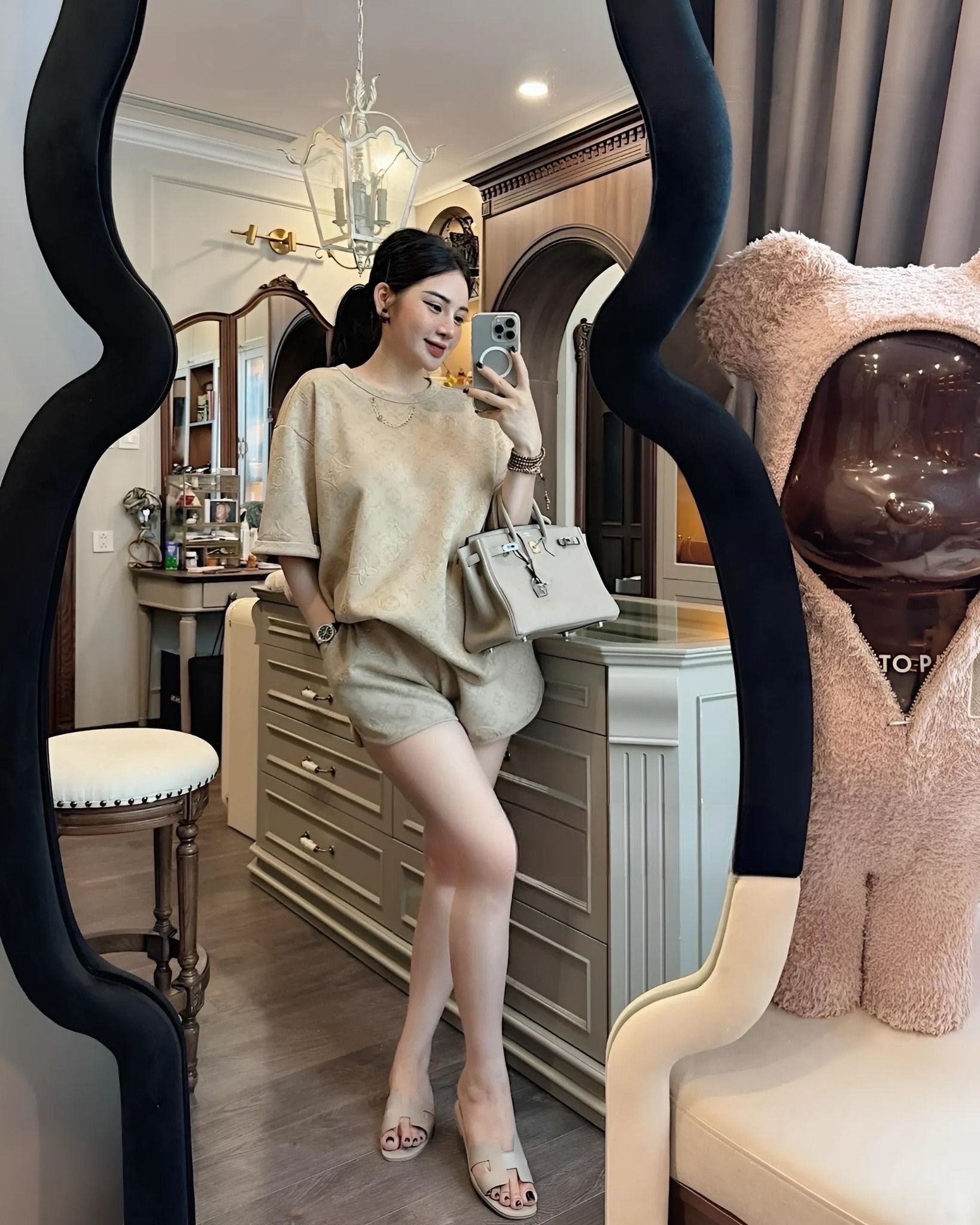 Set áo thun mix quần short lưng thun LV - KEM - H220 ( KÈM DÂY CHUYỀN XÍCH )