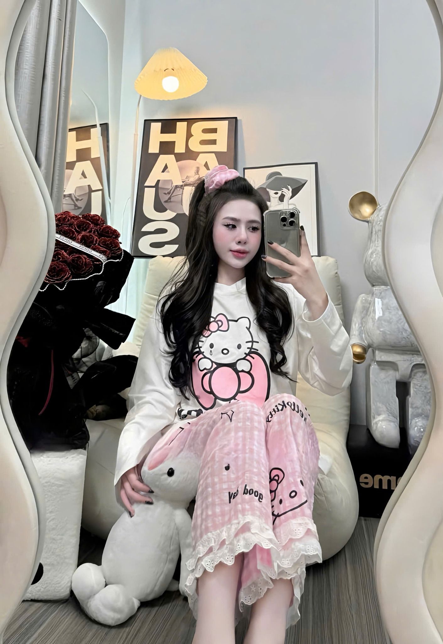 Set áo tay dài Hello Kitty mix quần kẻ caro viền bèo ren kèm buộc tóc - S106