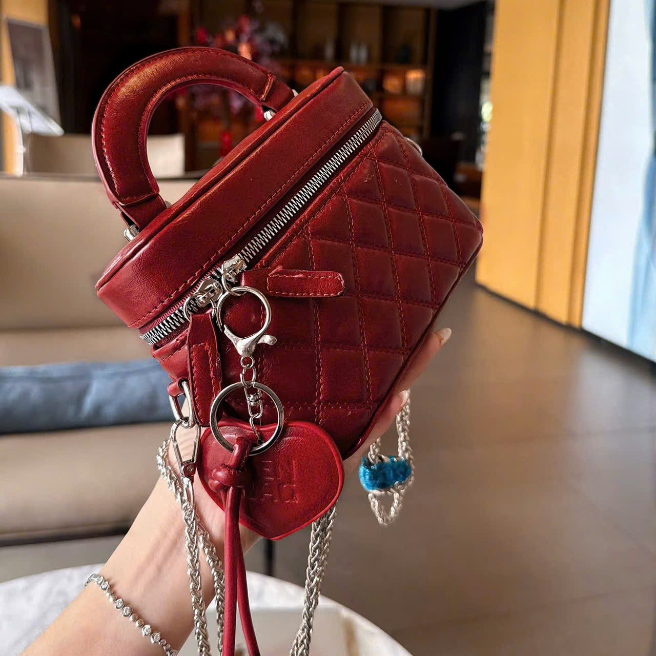 Túi cốp chần ô trám mới kèm charm + dây xích đeo chéo sịn sò - ĐỎ - Z276 (19x13cm)