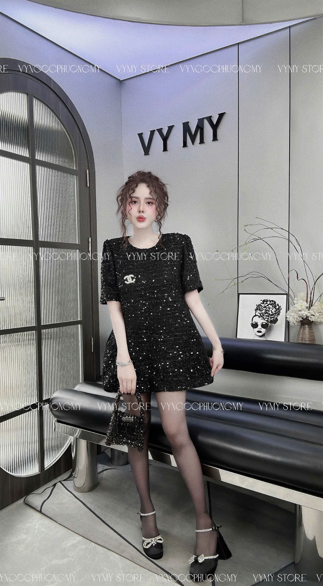 Áo đá bling hai lớp form rộng kèm tag chanel - ĐEN - Z340