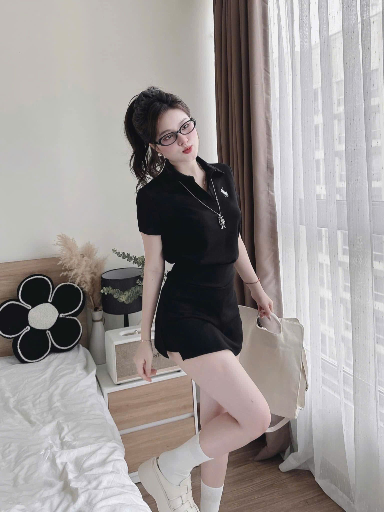 Set áo polo cộc tay mix chân váy xẻ tà thêu ngựa - ĐEN - M302 (EO S<68, M<72)