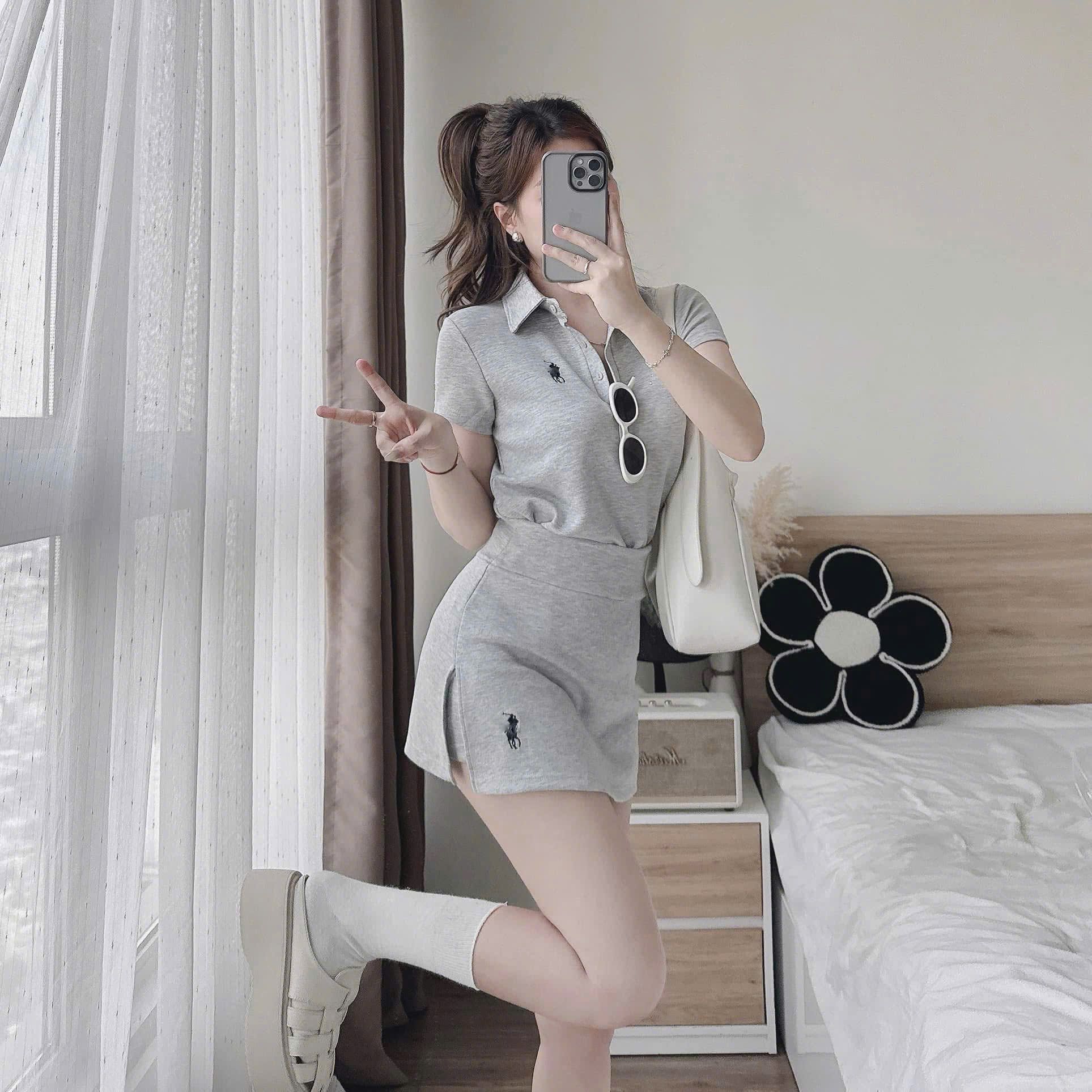 Set áo polo cộc tay mix chân váy xẻ tà thêu ngựa - XÁM - M303 (EO S<68, M<72)