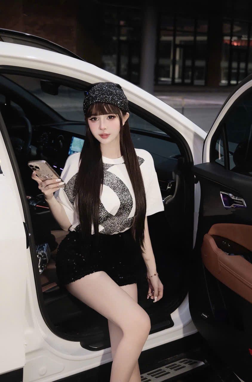Set áo phông logo Chanel nhũ mix quần short kim sa - TRẮNG - M332 (eo S<68, M<72)