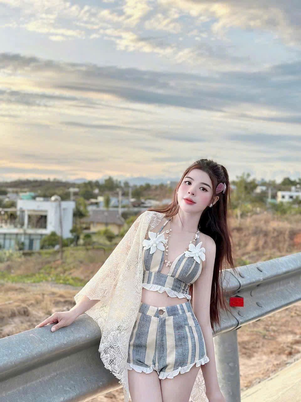 Set 3 món bra đính hoa mix quần short phối bèo kèm choàng ren - V129 (eo S<68, M<72)