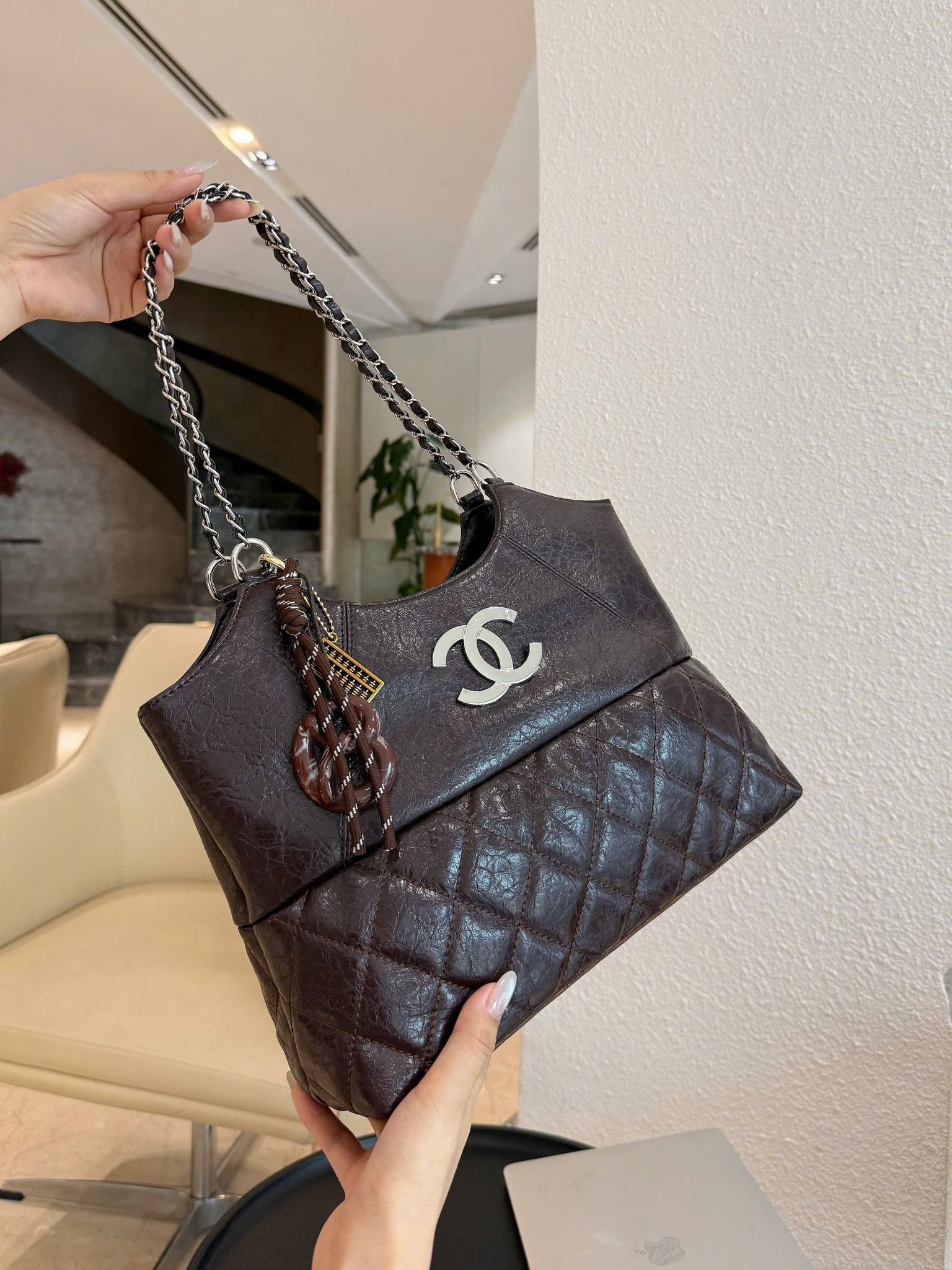 Túi Chanel hot hit kèm dây tag - NÂU - V317 ( HÀNG SALE KHÔNG HỔ TRỢ ĐỔI TRẢ DƯỚI MỌI HÌNH THỨC )
