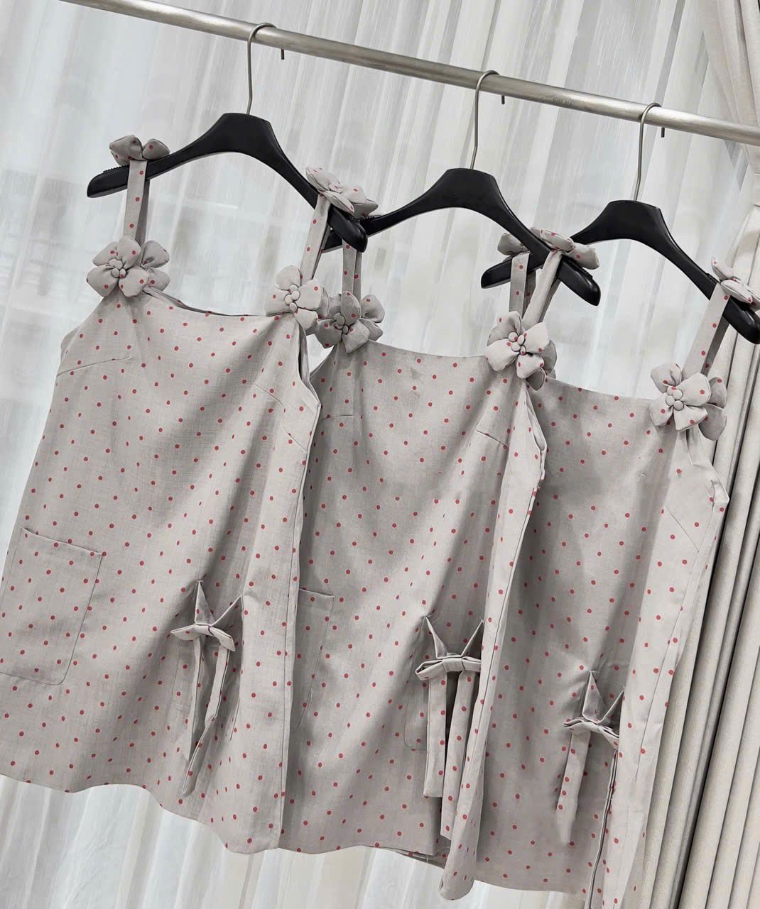 Váy babydoll form suông chấm bi đính hoa - V425