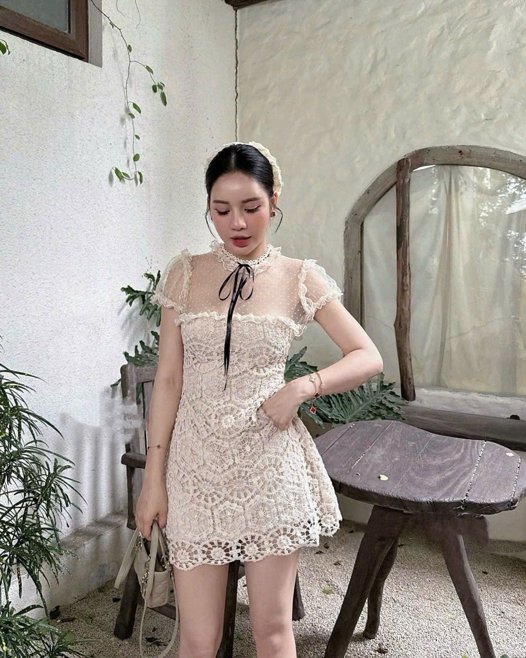 Đầm thiết kế dáng ngắn ren phối lưới cổ cột nơ tiểu thư - H7 ( eo S<68, M<72 )
