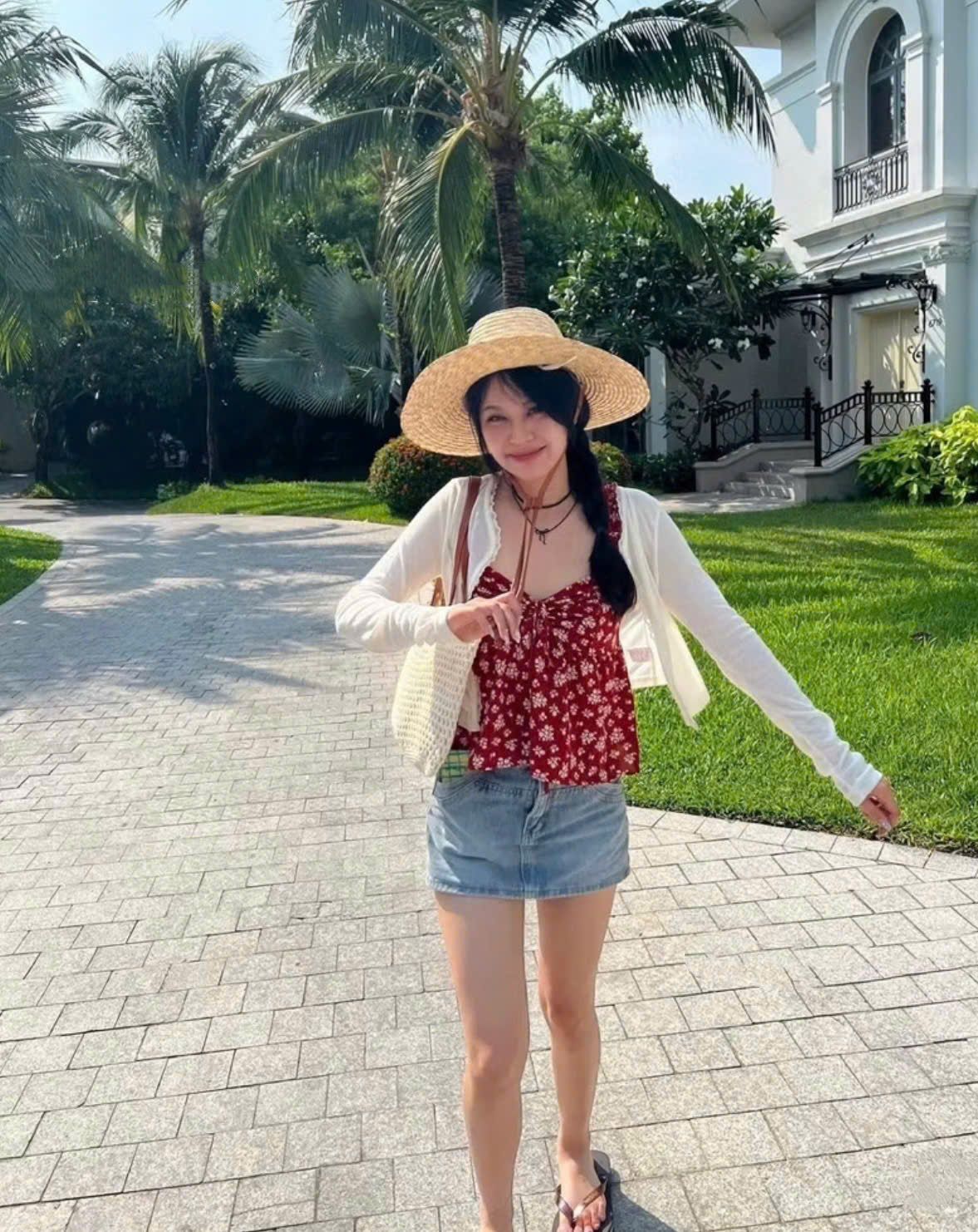 Set 3 món áo hoa đỏ kèm khoác cadigan mix chân váy siêu hot - H105 (eo S<68, M<72)