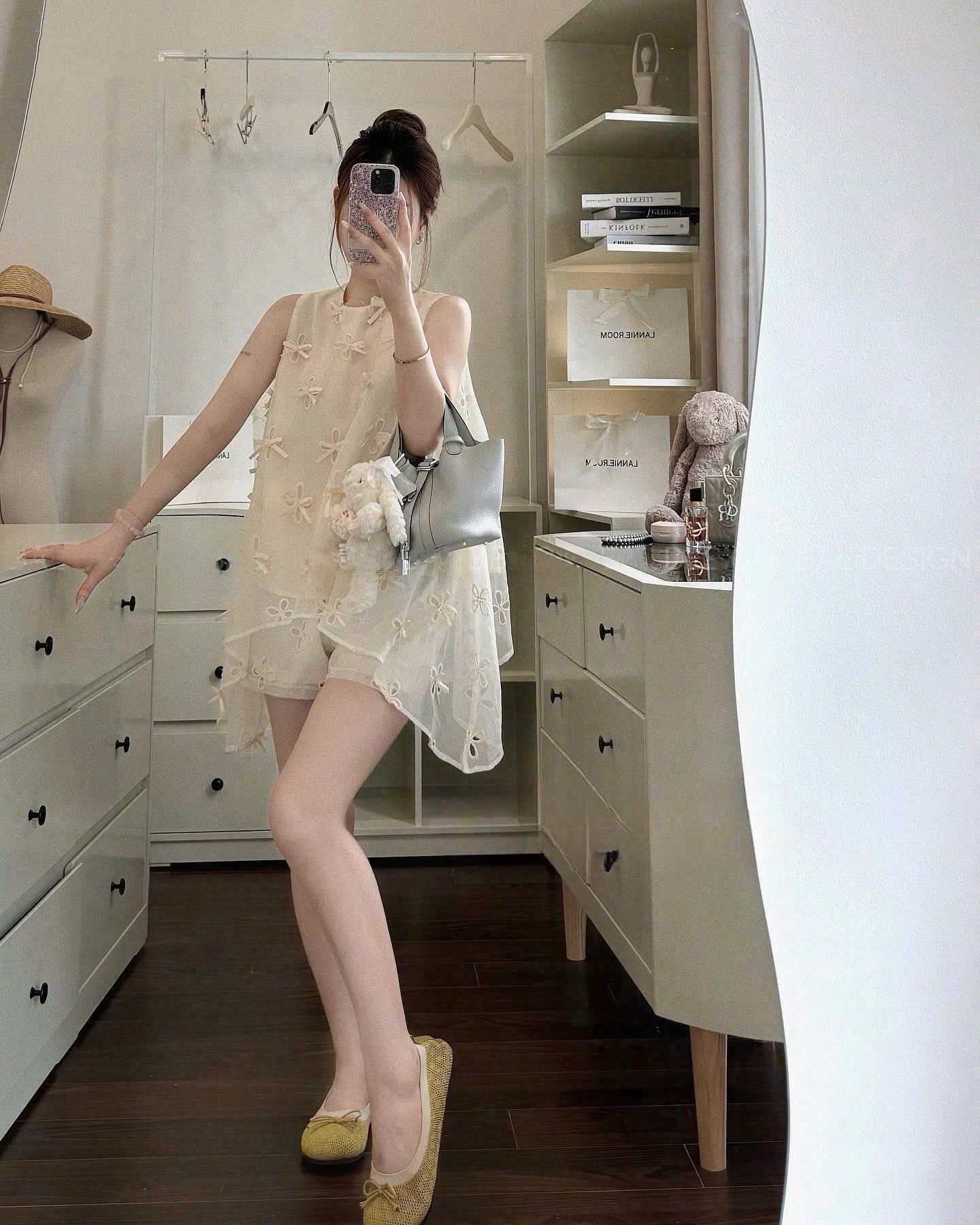 Set áo sát nách tà dài 2 bên họa tiết hoa đục lỗ đính nơ mix quần ngắn - H109