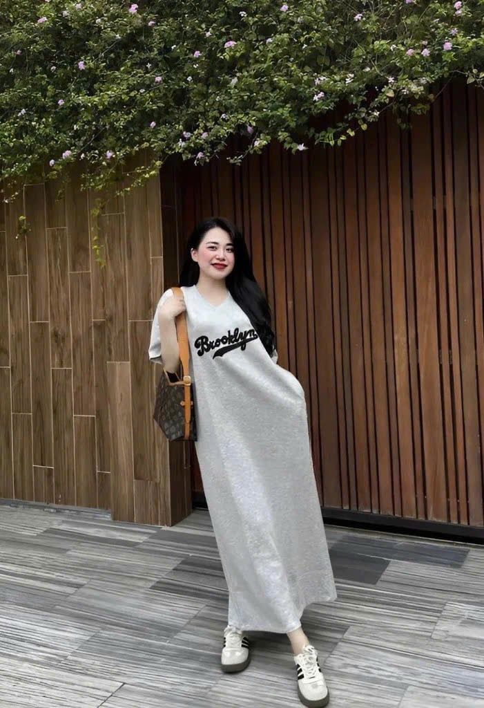 Đầm suông dài cổ v thêu chữ hot hit - XÁM - H132