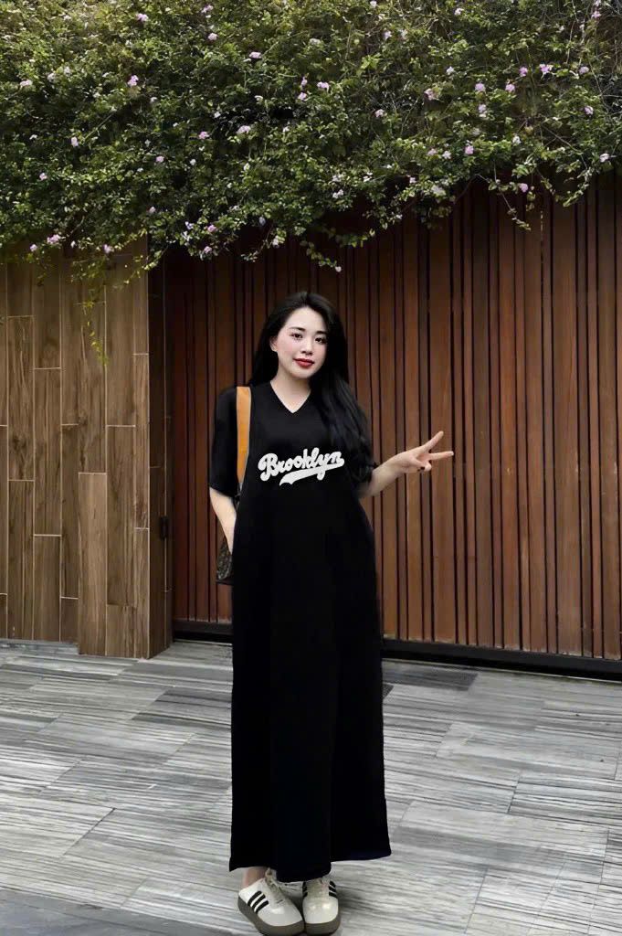 Đầm suông dài cổ v thêu chữ hot hit - ĐEN - H131