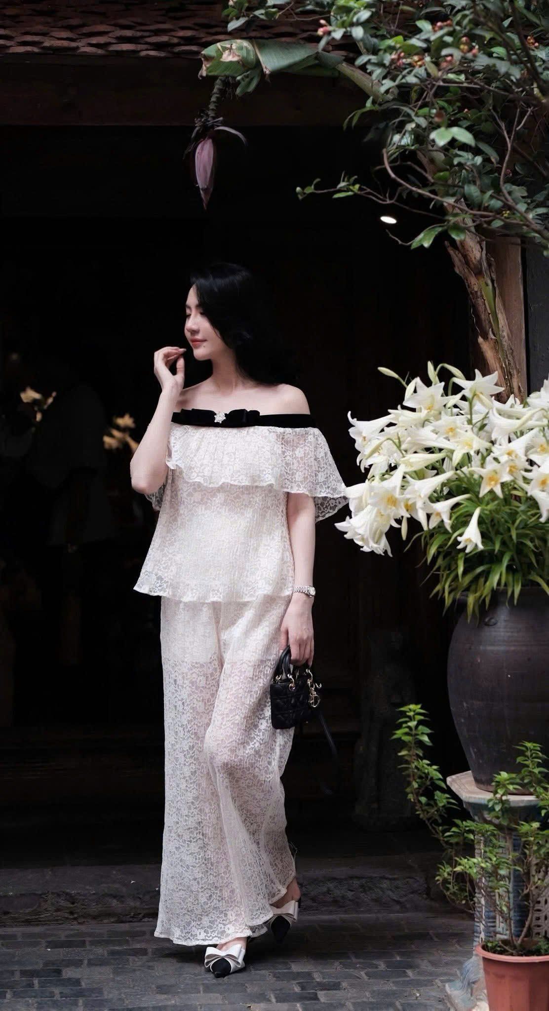 Set áo ren hoa trễ vai nơ đen đính đá phối quần suông siêu hot - H168