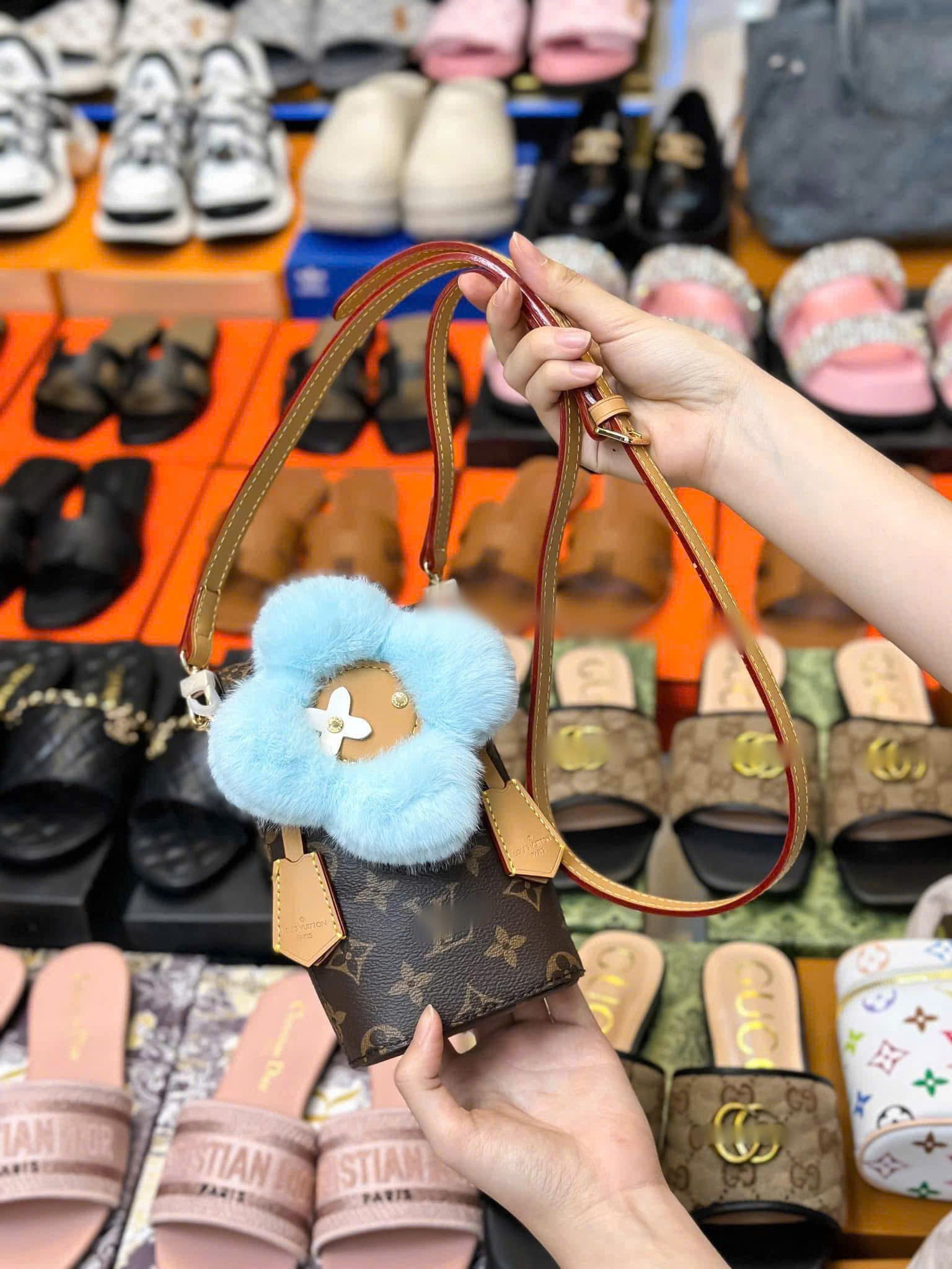 Túi đựng mini để điện thoại có dây đeo chéo đính hoa - XANH - H274