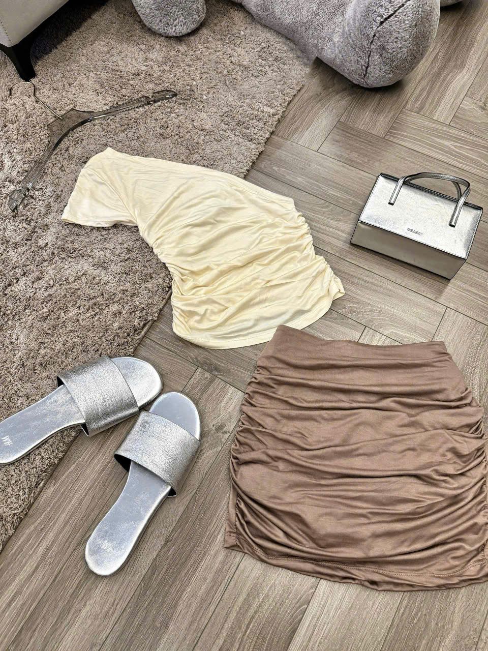 Set áo lệch vai mix chân váy nhún tôn dáng - H288