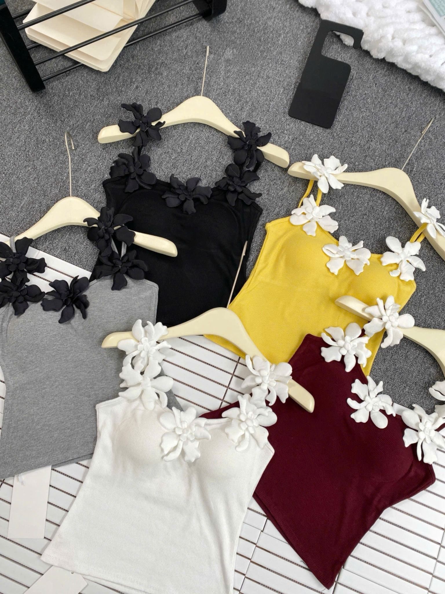 Áo hai dây đính hoa có mút ngực chuẩn sịn sò - VÀNG - H304 - HÀNG SALE LỖ KO ĐỔI TRẢ DƯỚI MỌI HÌNH THỨC