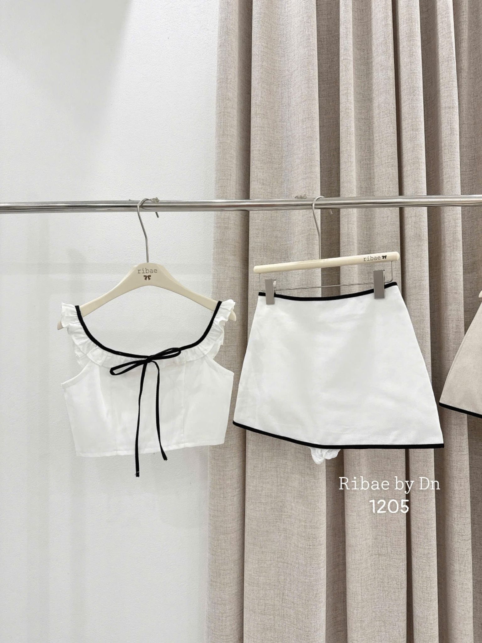 Set áo trễ vai đính nơ mix chân váy form a phối viền - TRẮNG - T83 (EO S<68, M<72)