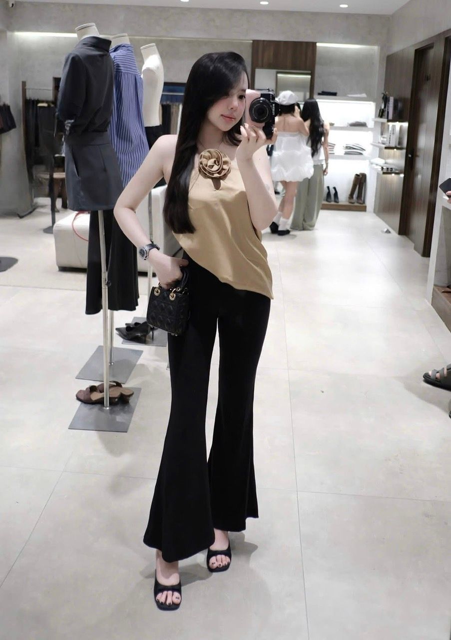 Set áo yếm lụa cổ hoa hở lưng mix quần loe umi sang chảnh - NÂU - T188
