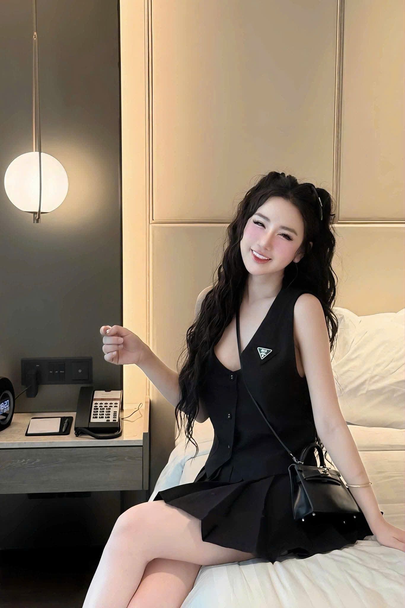 Set áo gile tag Prada mix chân váy xếp li sịn sò - T432 (eo S<68, M<72)