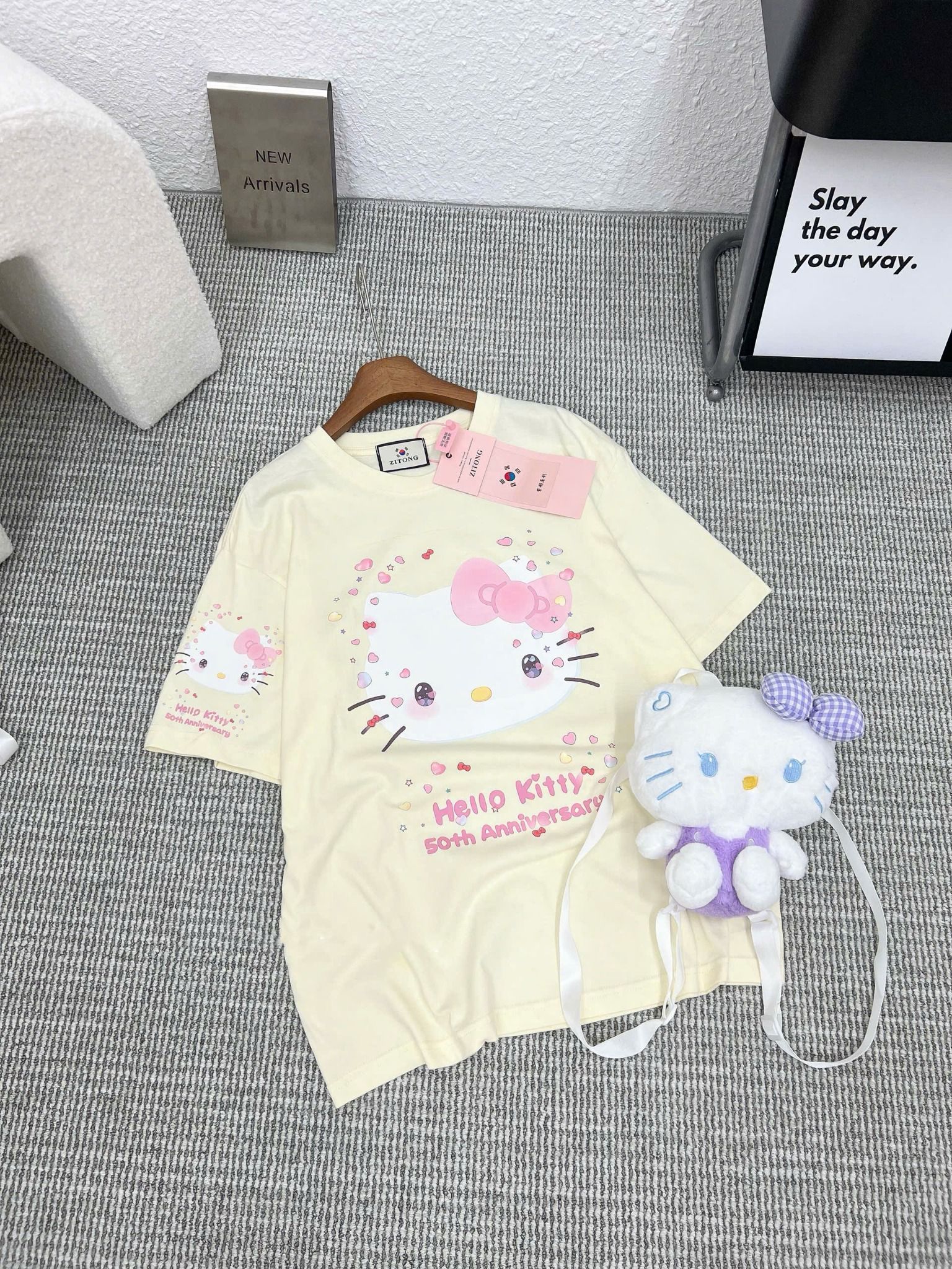 Áo thun form rộng họa tiết hello kitty kèm balo siêu dễ thương - VÀNG - T466
