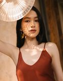 Đầm tùng xéo 2 dây vải lụa nâu