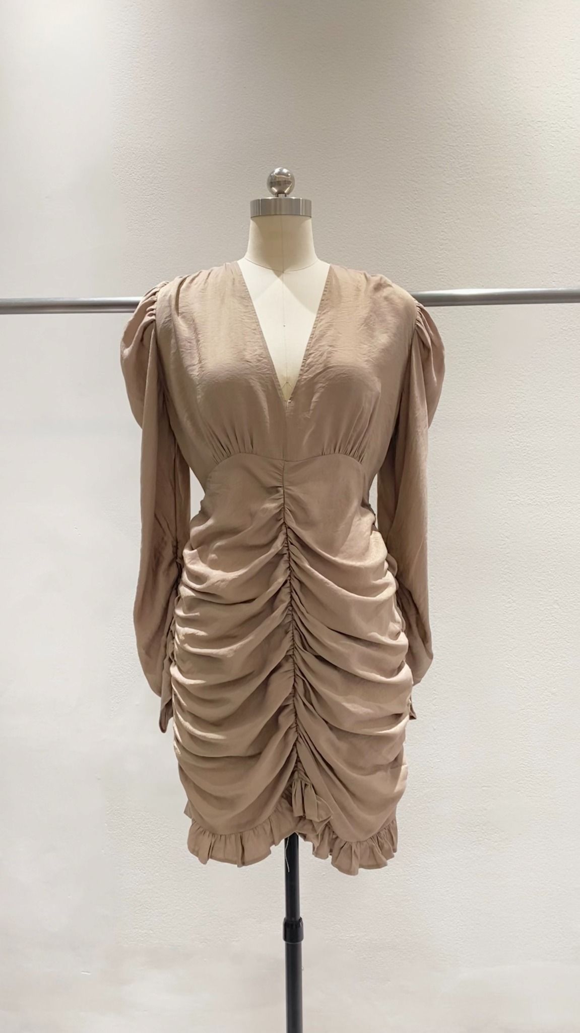 Đầm tay dài nhún thân dưới nâu