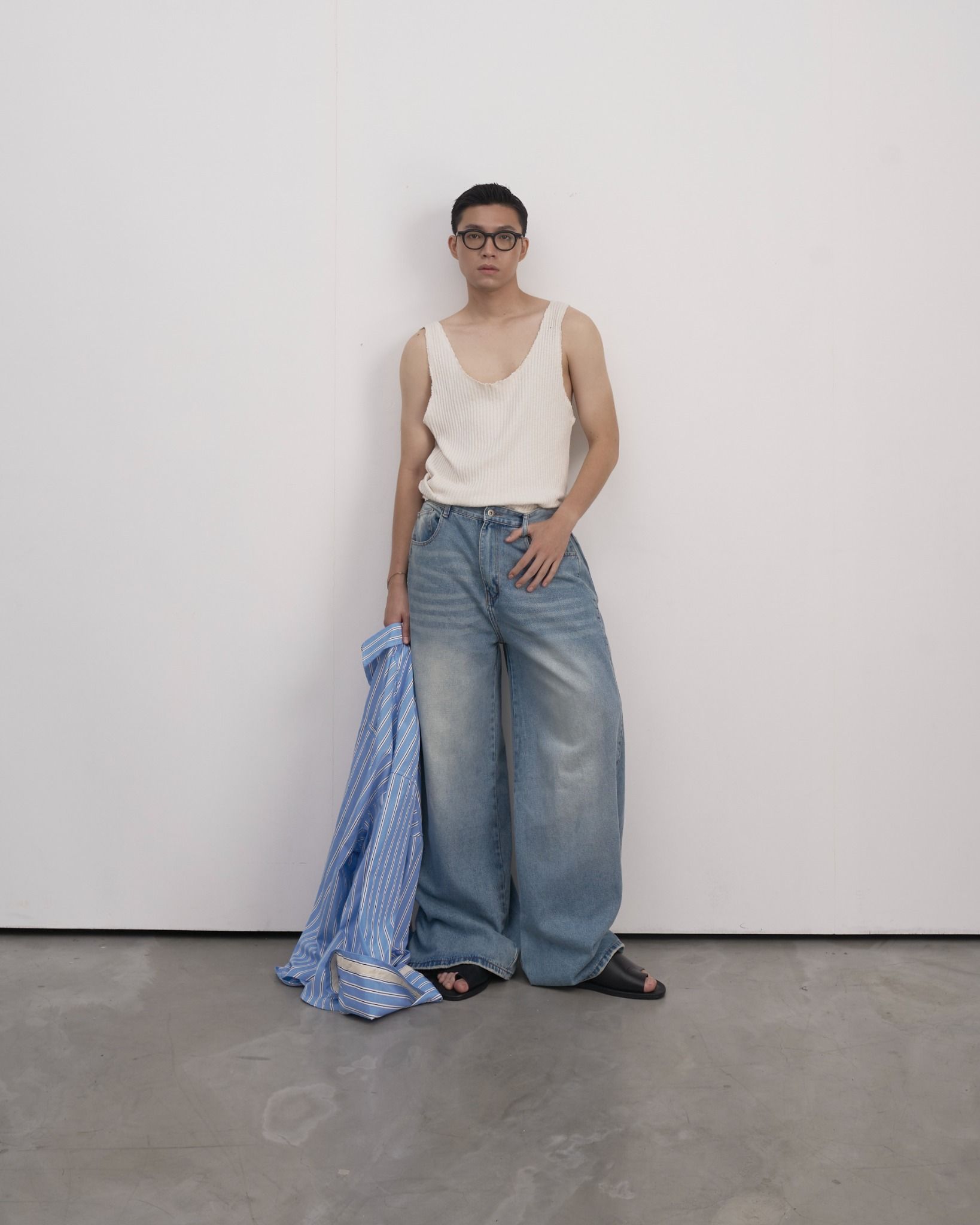 PLEATED WIDE JEANS