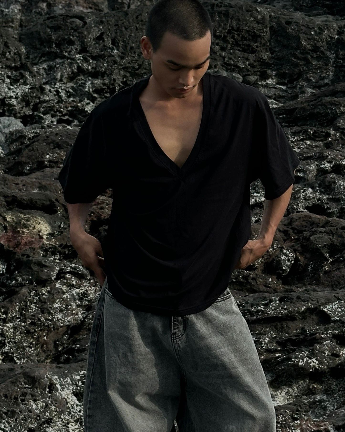 V NECK T-SHIRT