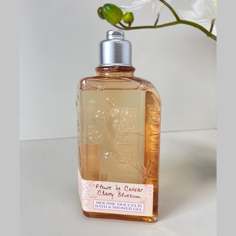 Sữa tắm hoa anh đào LOccitane Cherry Blossom Bath & Shower Gel
