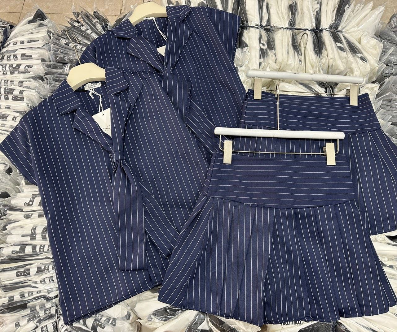B98-Set kẻ chân váy kèm cà vạt