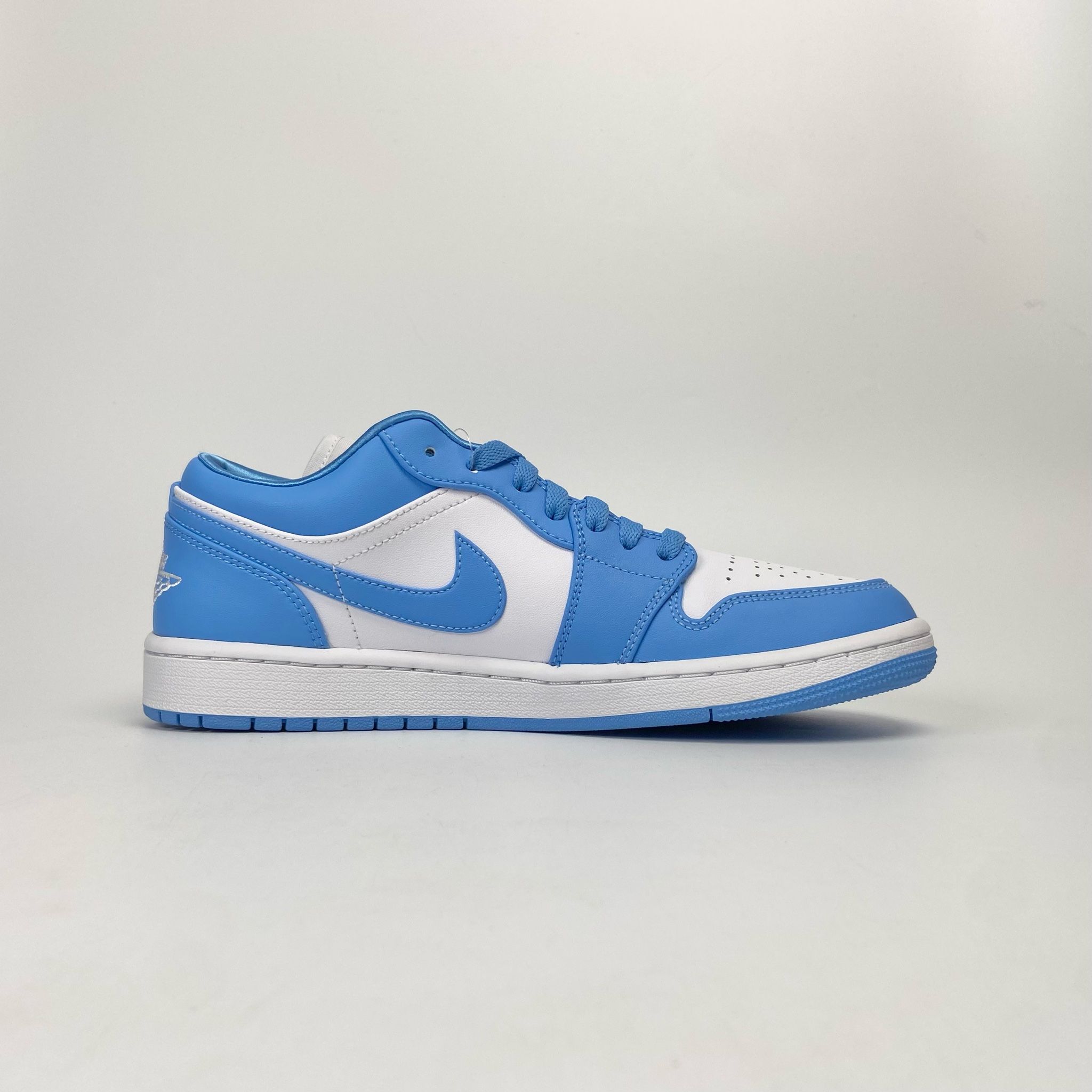 NIKE AIR JORDAN 1 LOW UNC AO9944-441