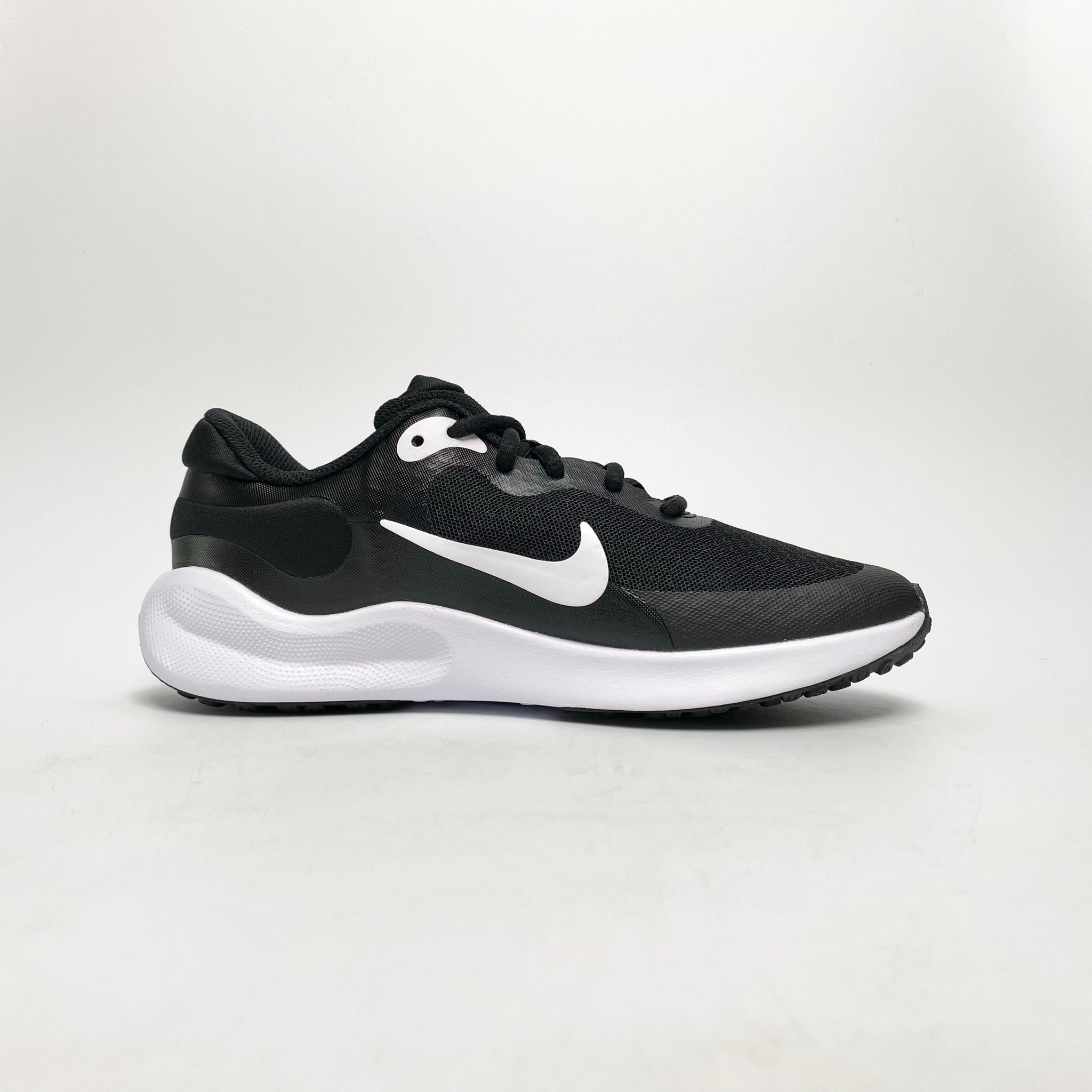 NIKE REVOLUTION 7 GS LIGHTWEIGHT BLACK WHITE FB7689-003