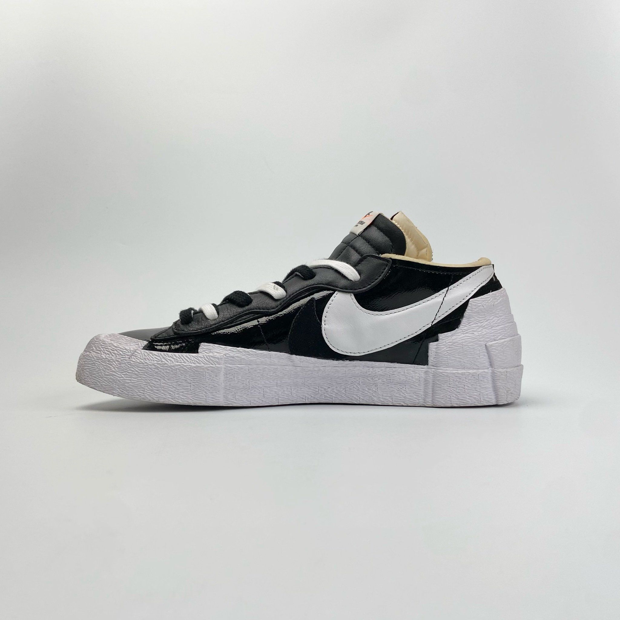 SACAI X NIKE BLAZER LOW BLACK PATENT LEATHER DM6443-001