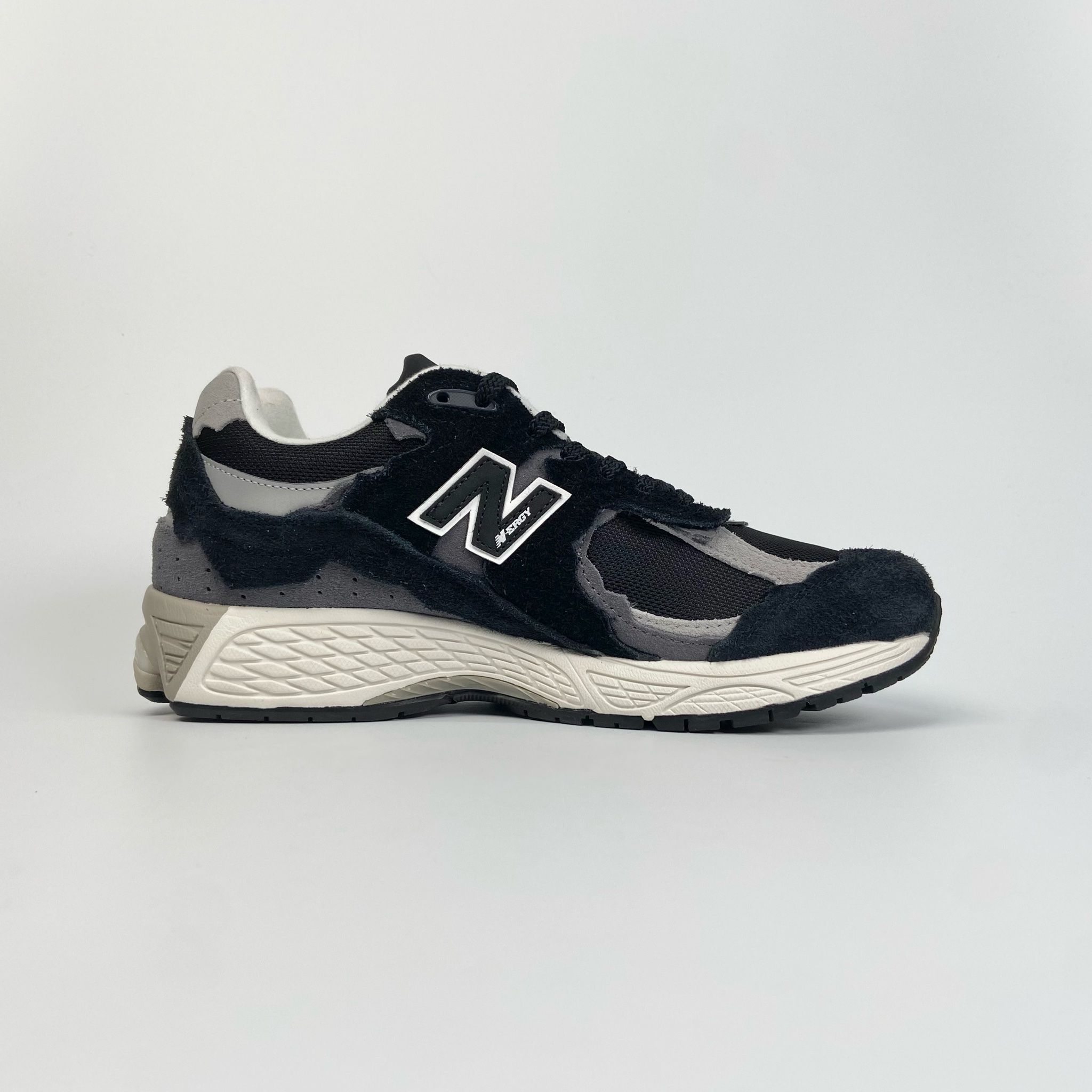 NEW BALANCE 2002R PROTECTION PACK – BLACK GREY M2002RDJ