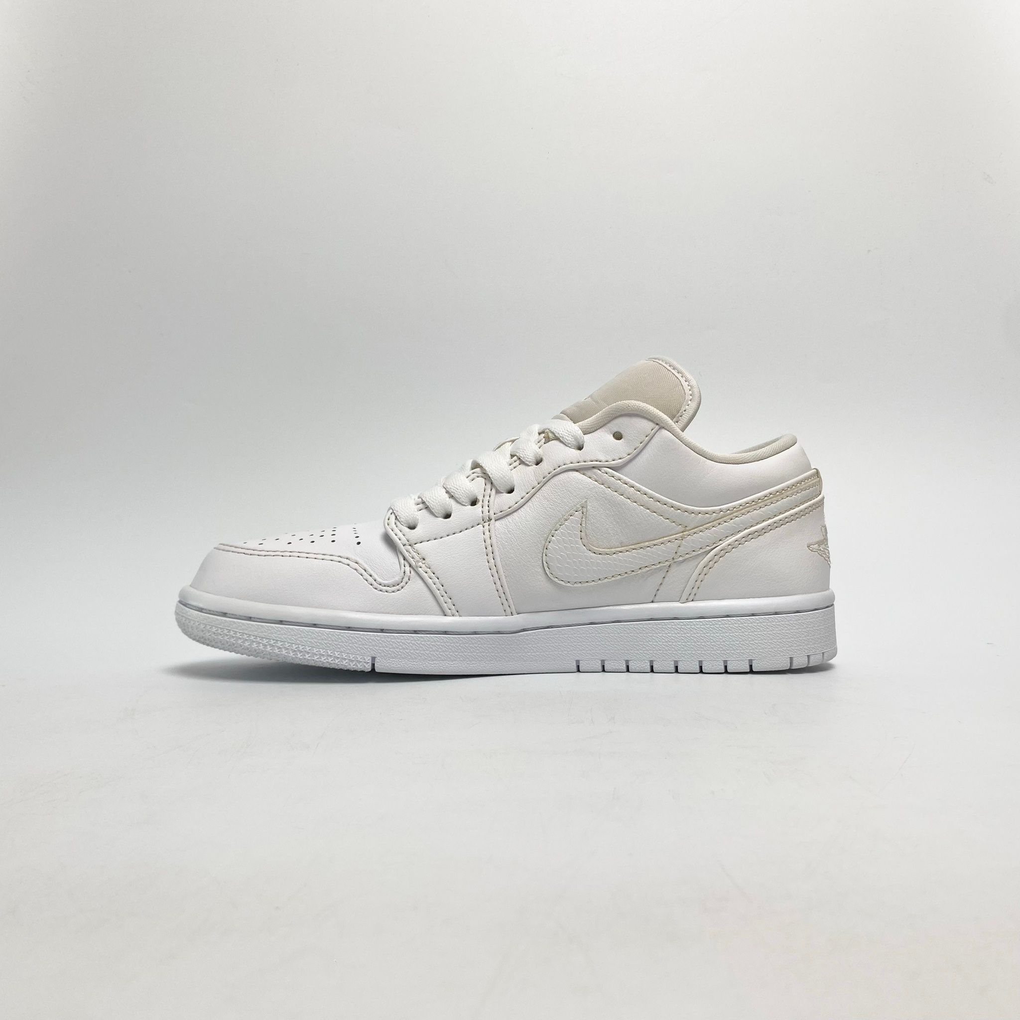 NIKE WMNS AIR JORDAN 1 LOW TRIPLE WHITE AO9944-111