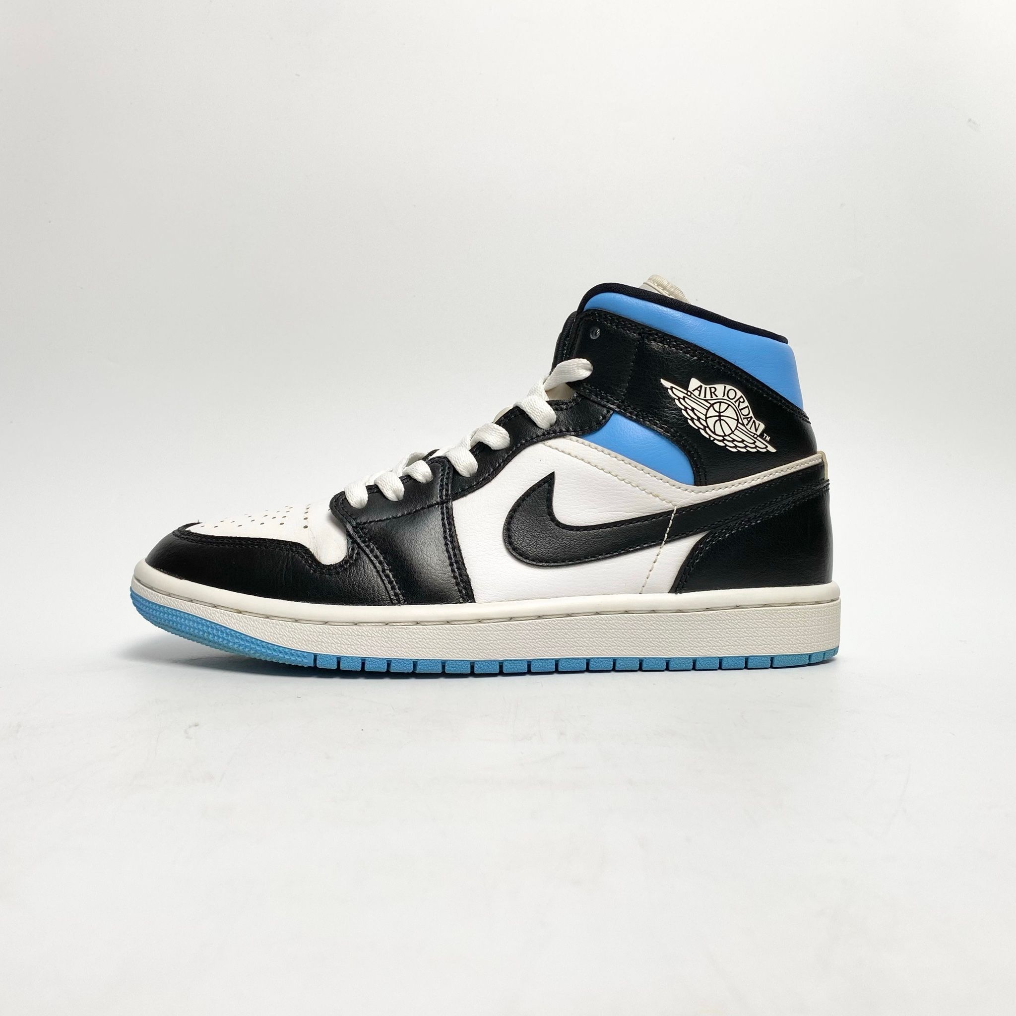 NIKE WMNS AIR JORDAN 1 MID UNIVERSITY BLUE BQ6472-102