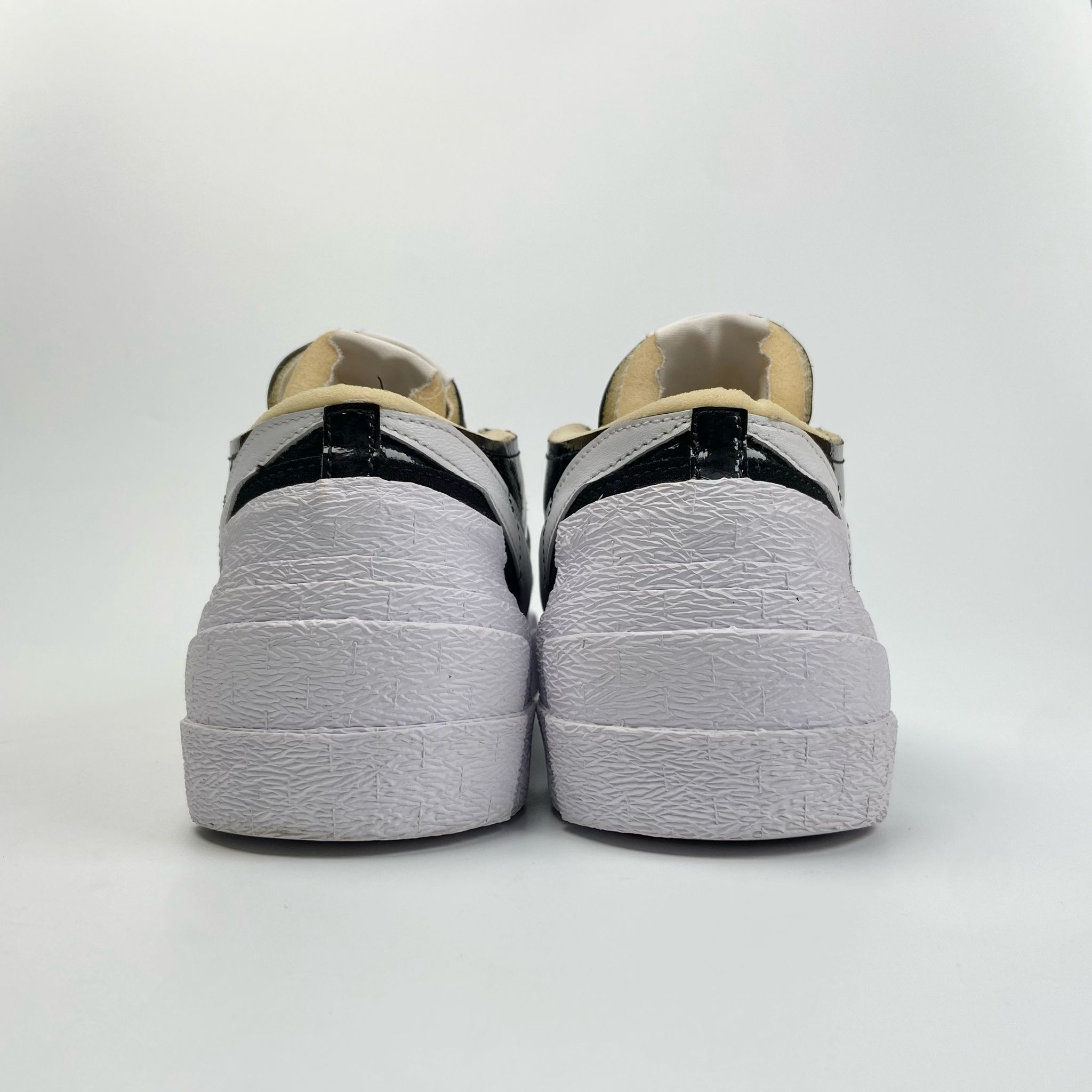 SACAI X NIKE BLAZER LOW BLACK PATENT LEATHER DM6443-001