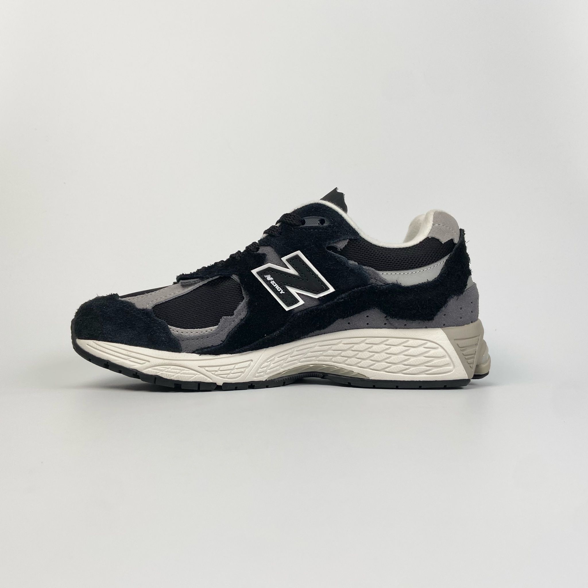 NEW BALANCE 2002R PROTECTION PACK – BLACK GREY M2002RDJ