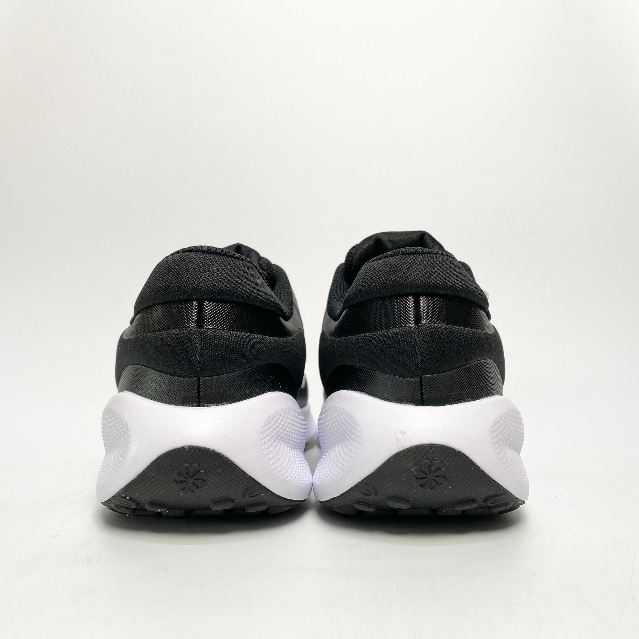NIKE REVOLUTION 7 GS LIGHTWEIGHT BLACK WHITE FB7689-003