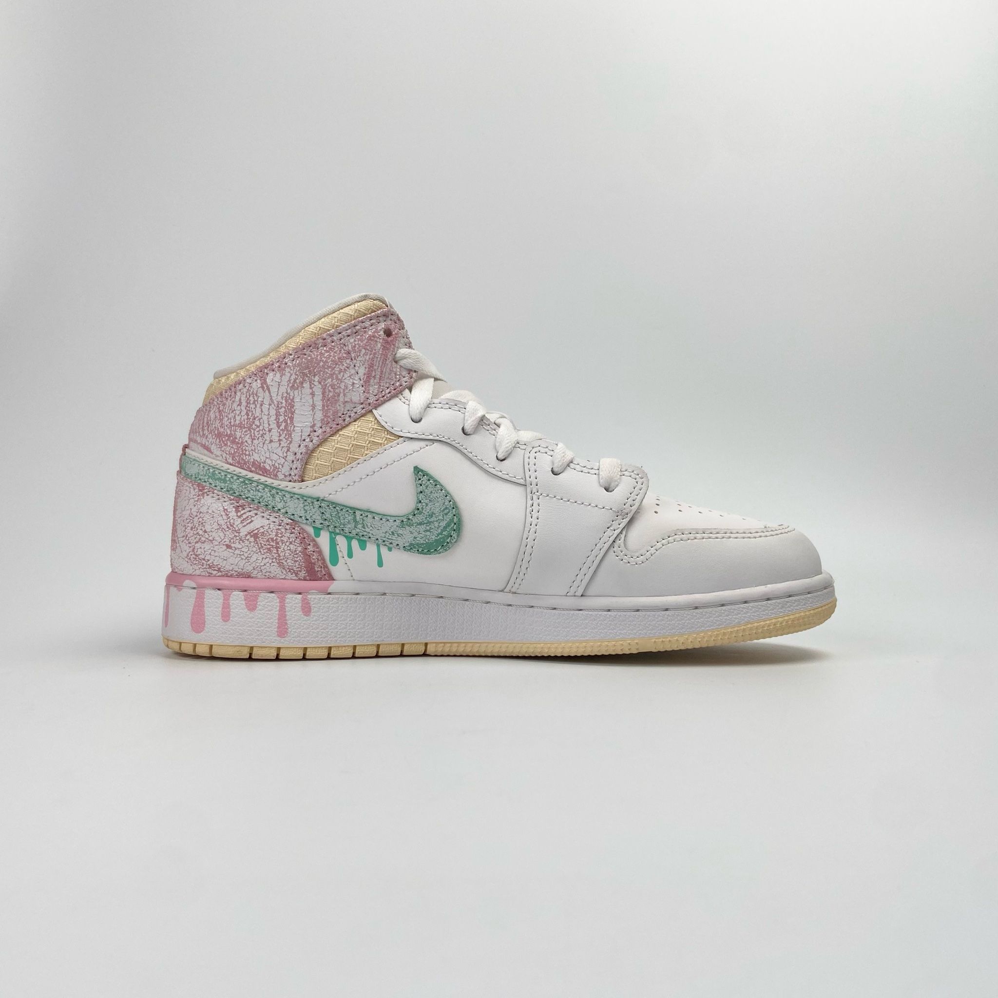 NIKE AIR JORDAN 1 MID FEATURES PAINT DRIP DD1666-100