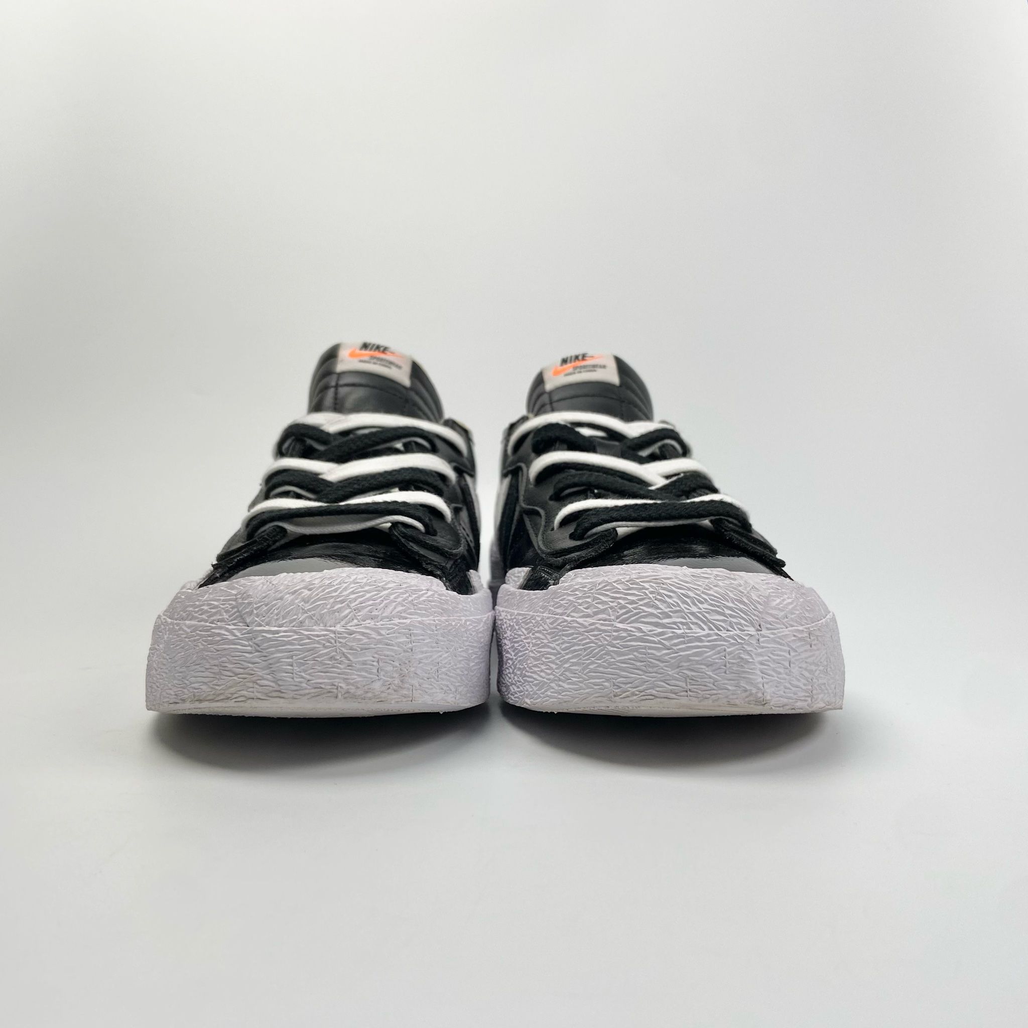 SACAI X NIKE BLAZER LOW BLACK PATENT LEATHER DM6443-001