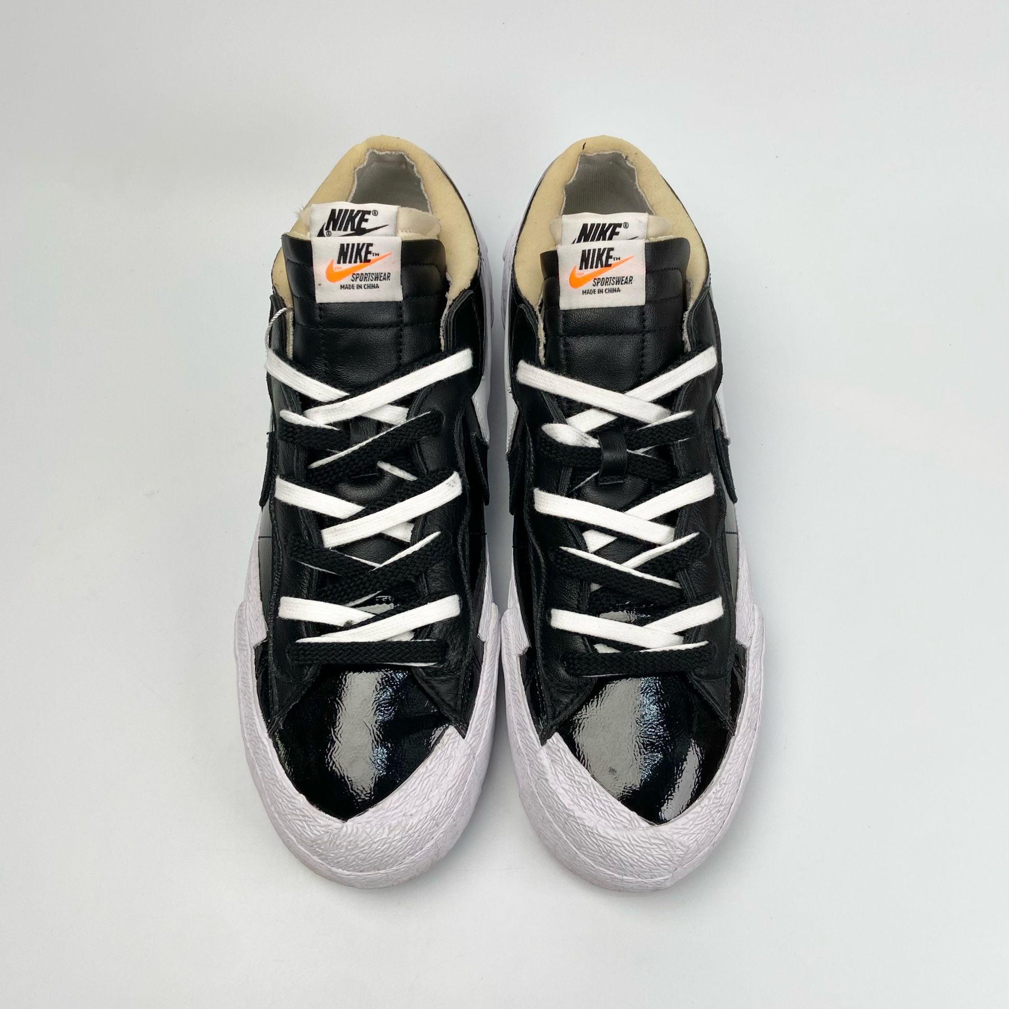 SACAI X NIKE BLAZER LOW BLACK PATENT LEATHER DM6443-001