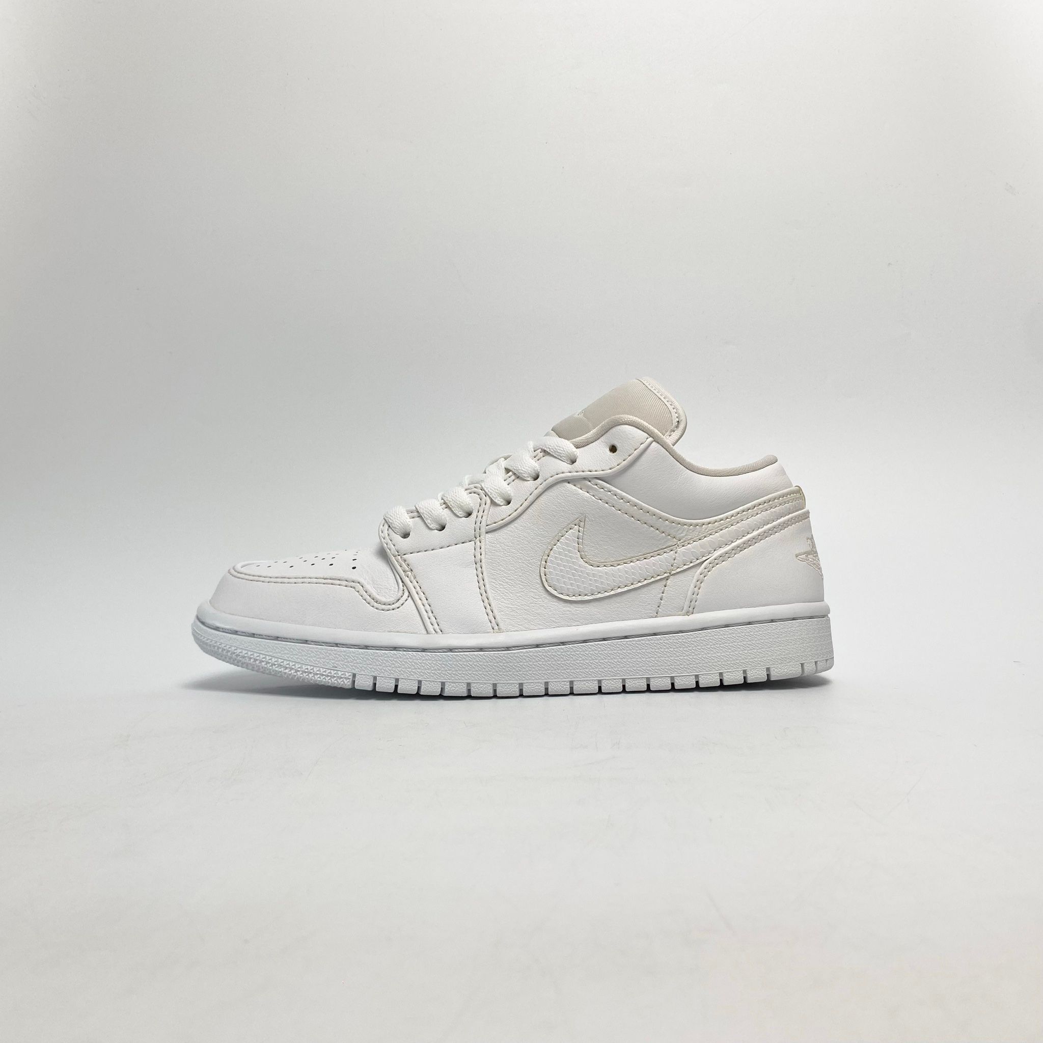 NIKE WMNS AIR JORDAN 1 LOW TRIPLE WHITE AO9944-111