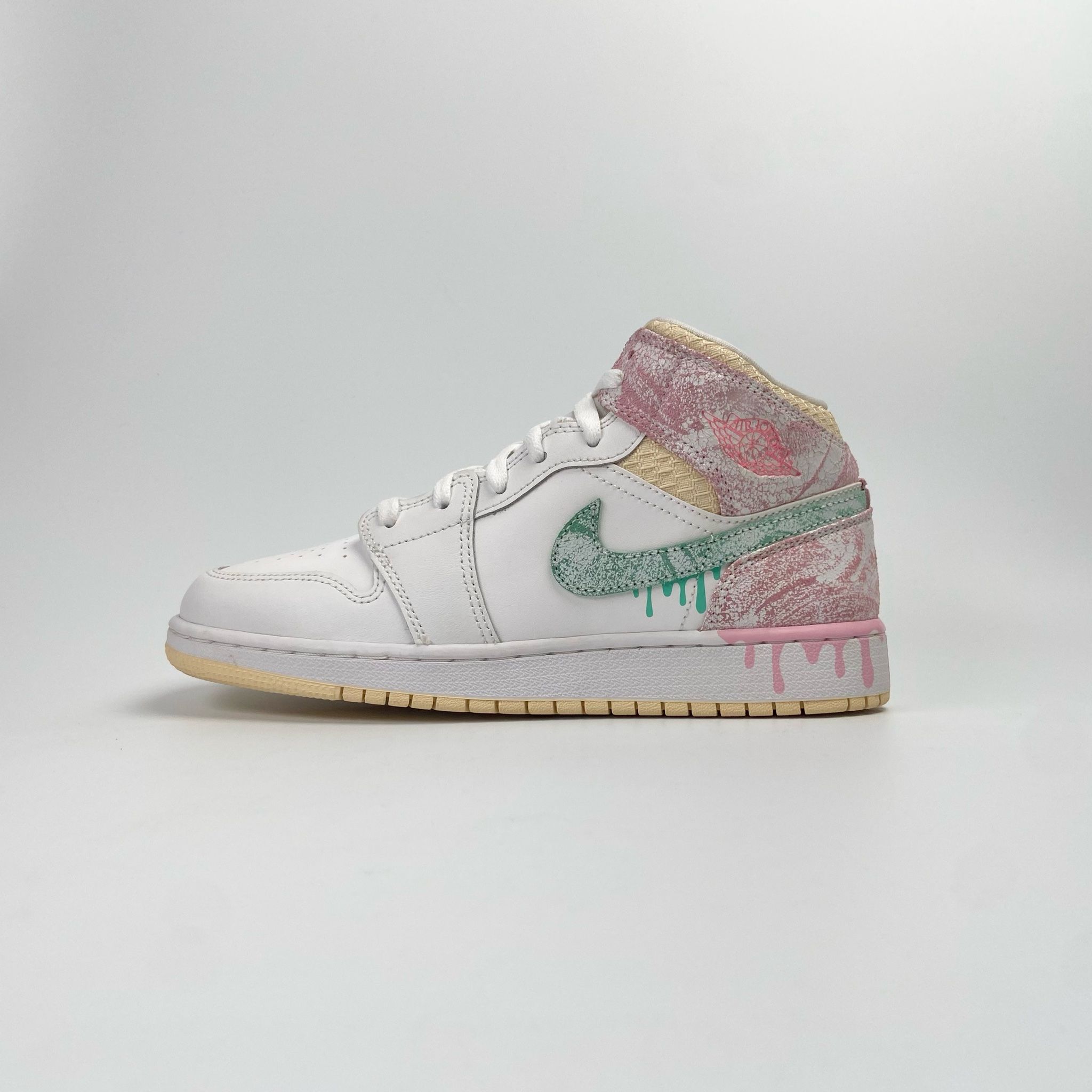 NIKE AIR JORDAN 1 MID FEATURES PAINT DRIP DD1666-100