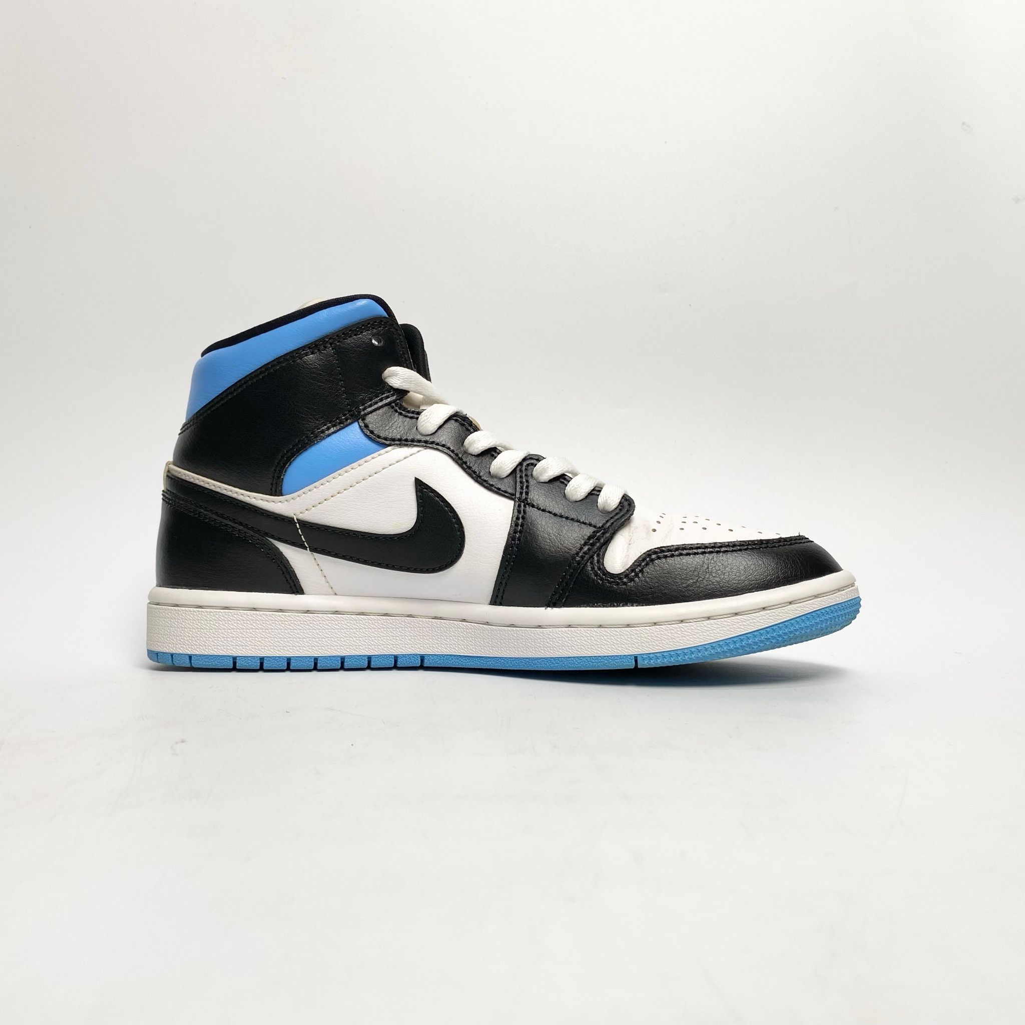 NIKE WMNS AIR JORDAN 1 MID UNIVERSITY BLUE BQ6472-102