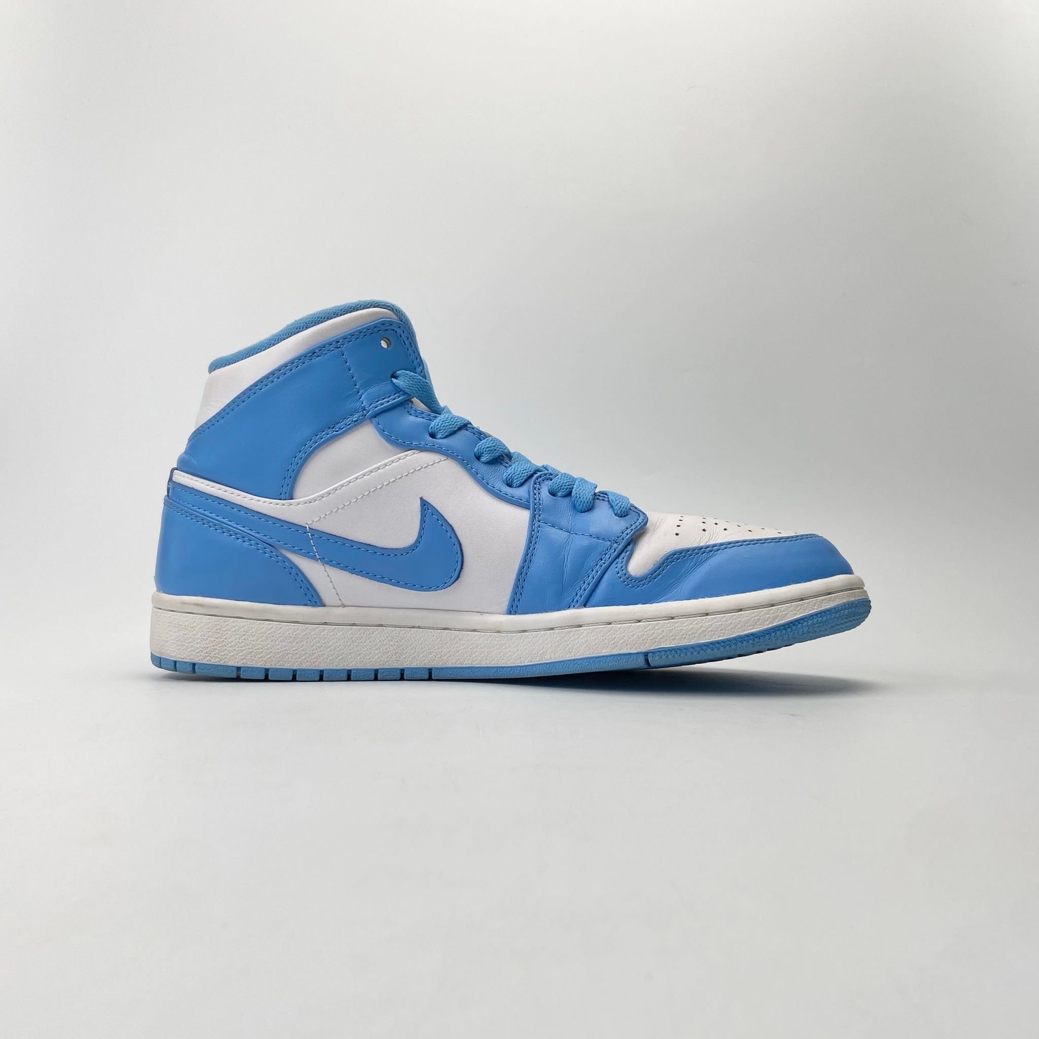 NIKE JORDAN 1 RETRO MID UNC - 554724-106