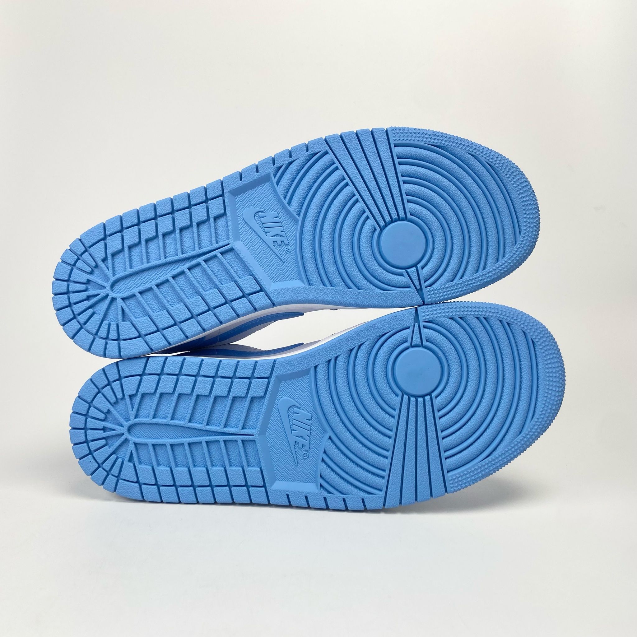 NIKE AIR JORDAN 1 LOW UNC AO9944-441