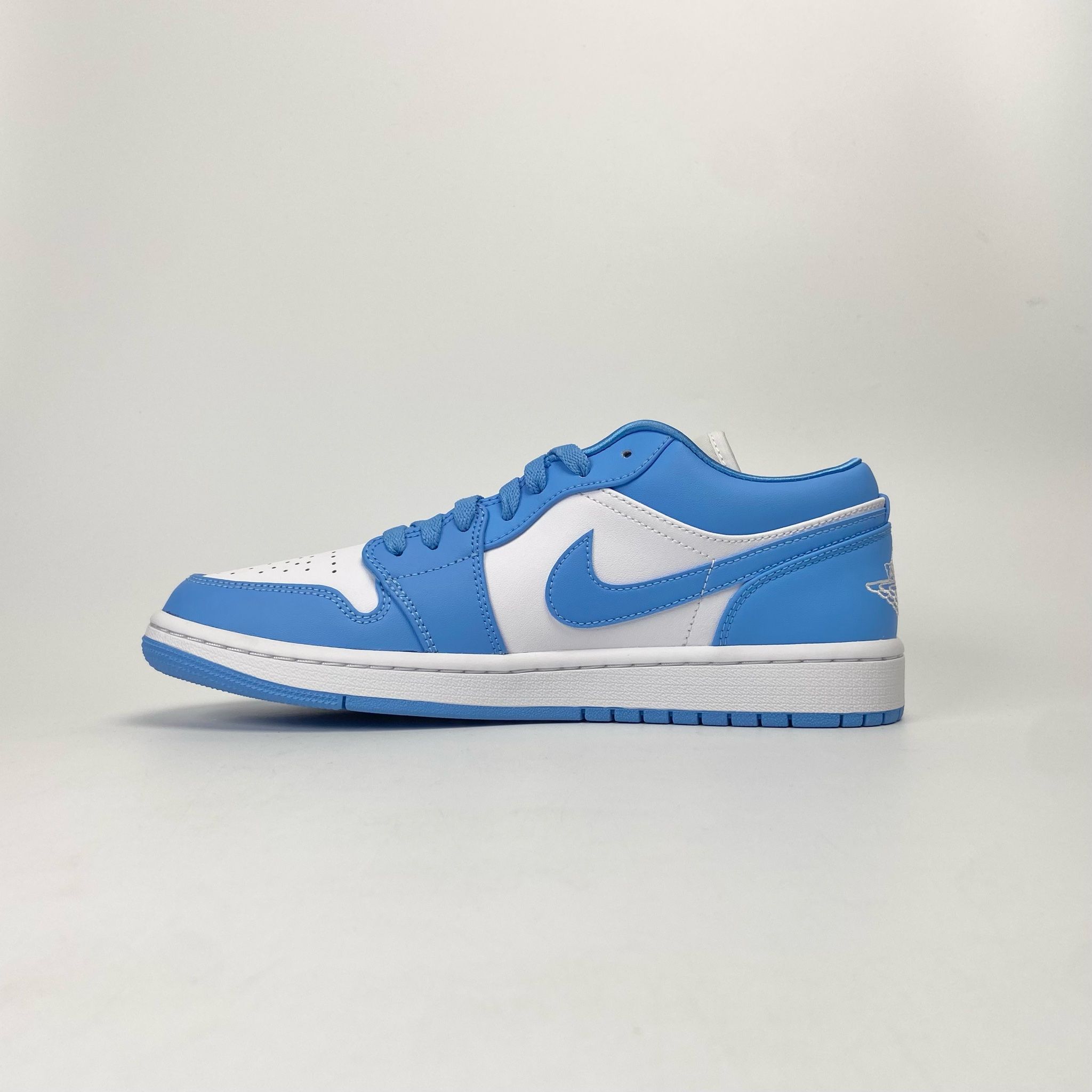 NIKE AIR JORDAN 1 LOW UNC AO9944-441